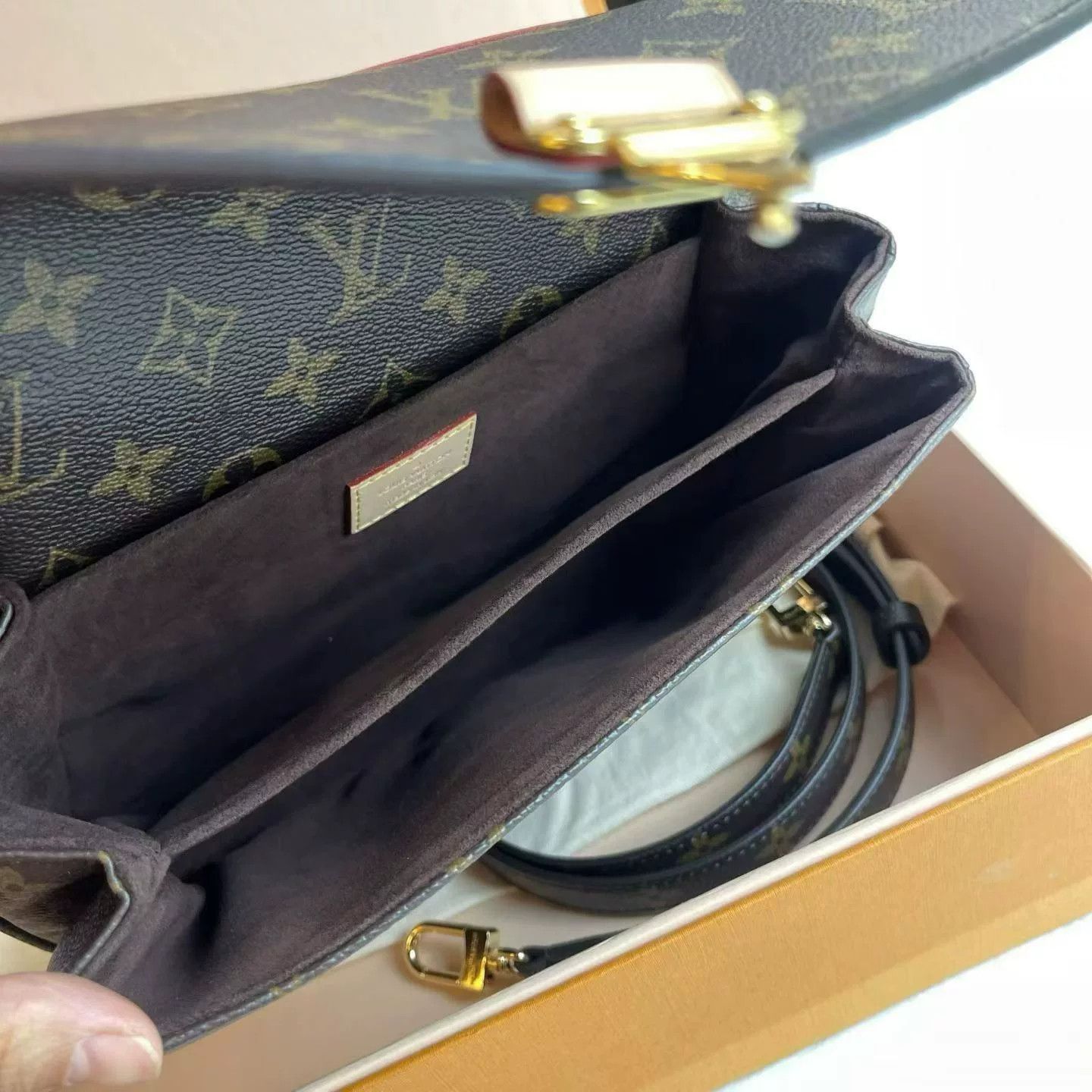 Louis Vuitton Pre-loved Bag Very good condition Size ONE SIZE - 8 Thumbnail