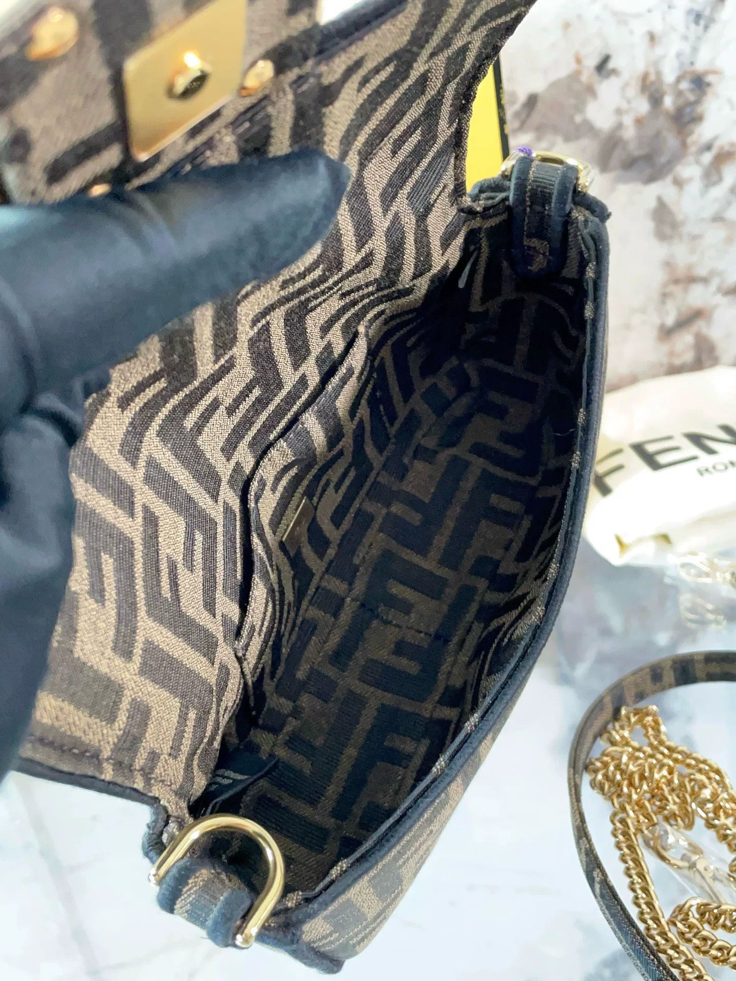 Fendi Pre-loved Bag Very good condition Size ONE SIZE - 9 Thumbnail
