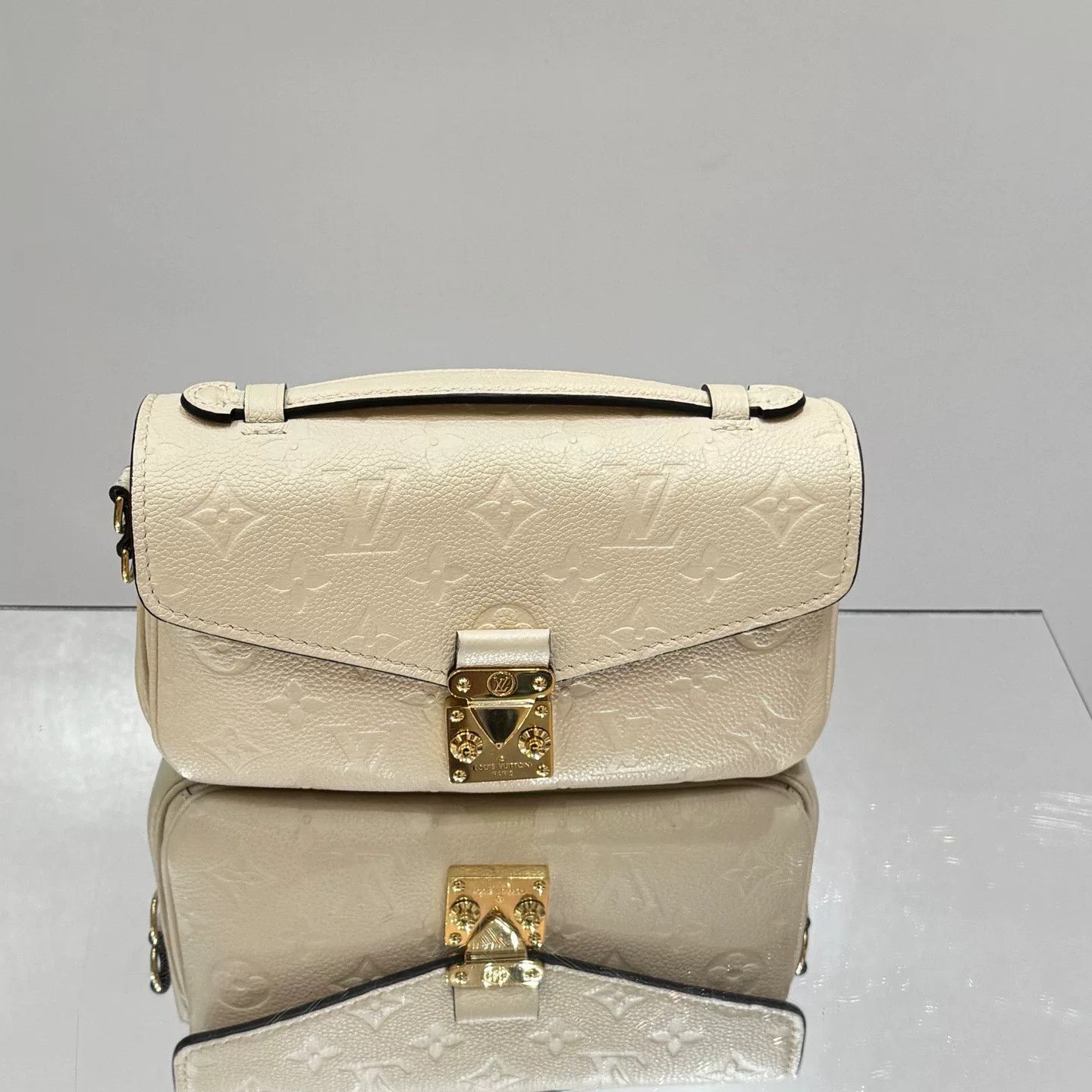Louis Vuitton Pre-loved Bag Very good condition Size ONE SIZE - 4 Thumbnail