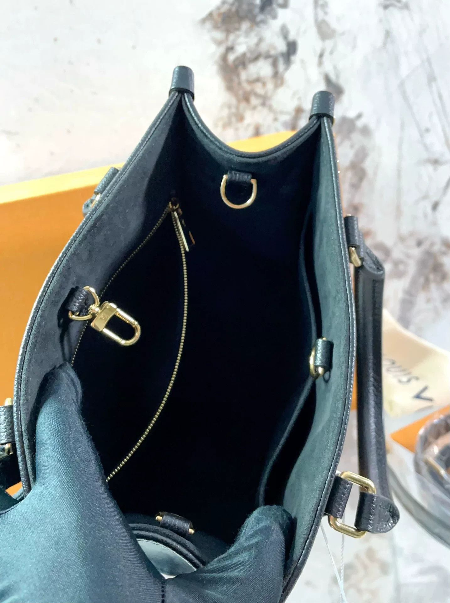 Louis Vuitton Pre-loved Bag Very good condition Size ONE SIZE - 9 Thumbnail