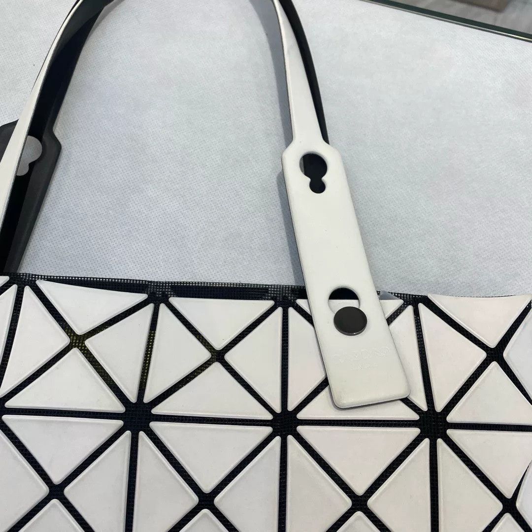 Issey Miyake Pre-loved Bag Very good condition Size ONE SIZE - 2 Thumbnail
