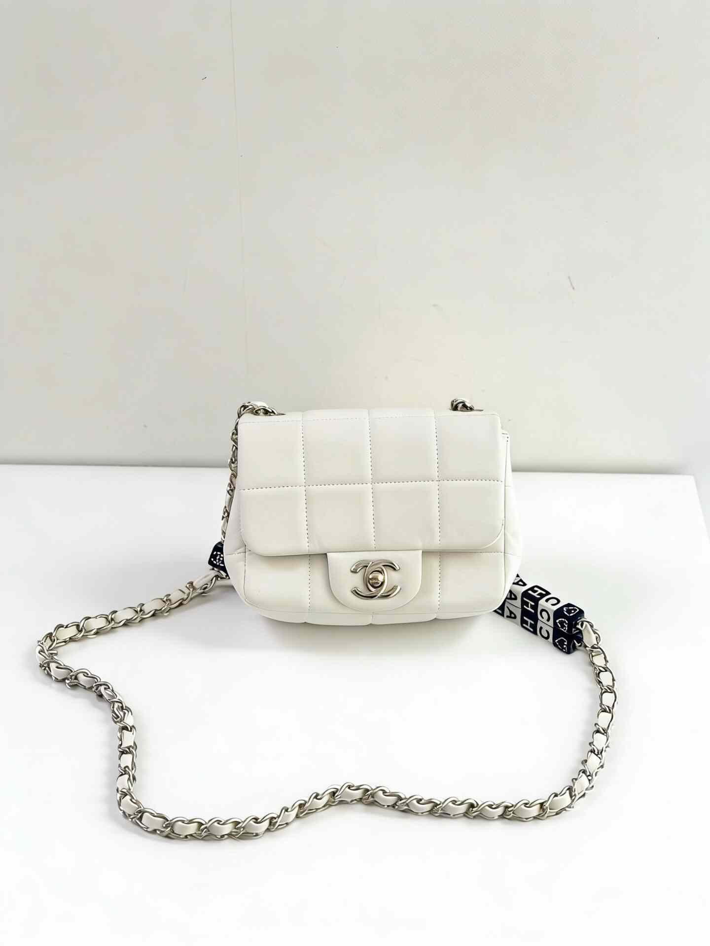 Chanel Pre-loved Bag Very good condition Size ONE SIZE - 4 Thumbnail