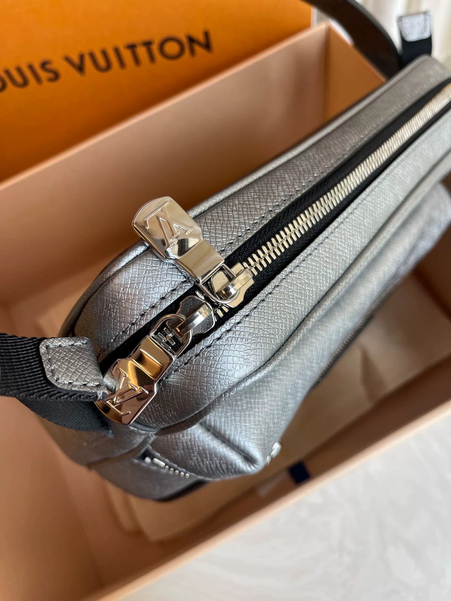 Louis Vuitton Pre-loved Bag Very good condition Size ONE SIZE - 4 Thumbnail