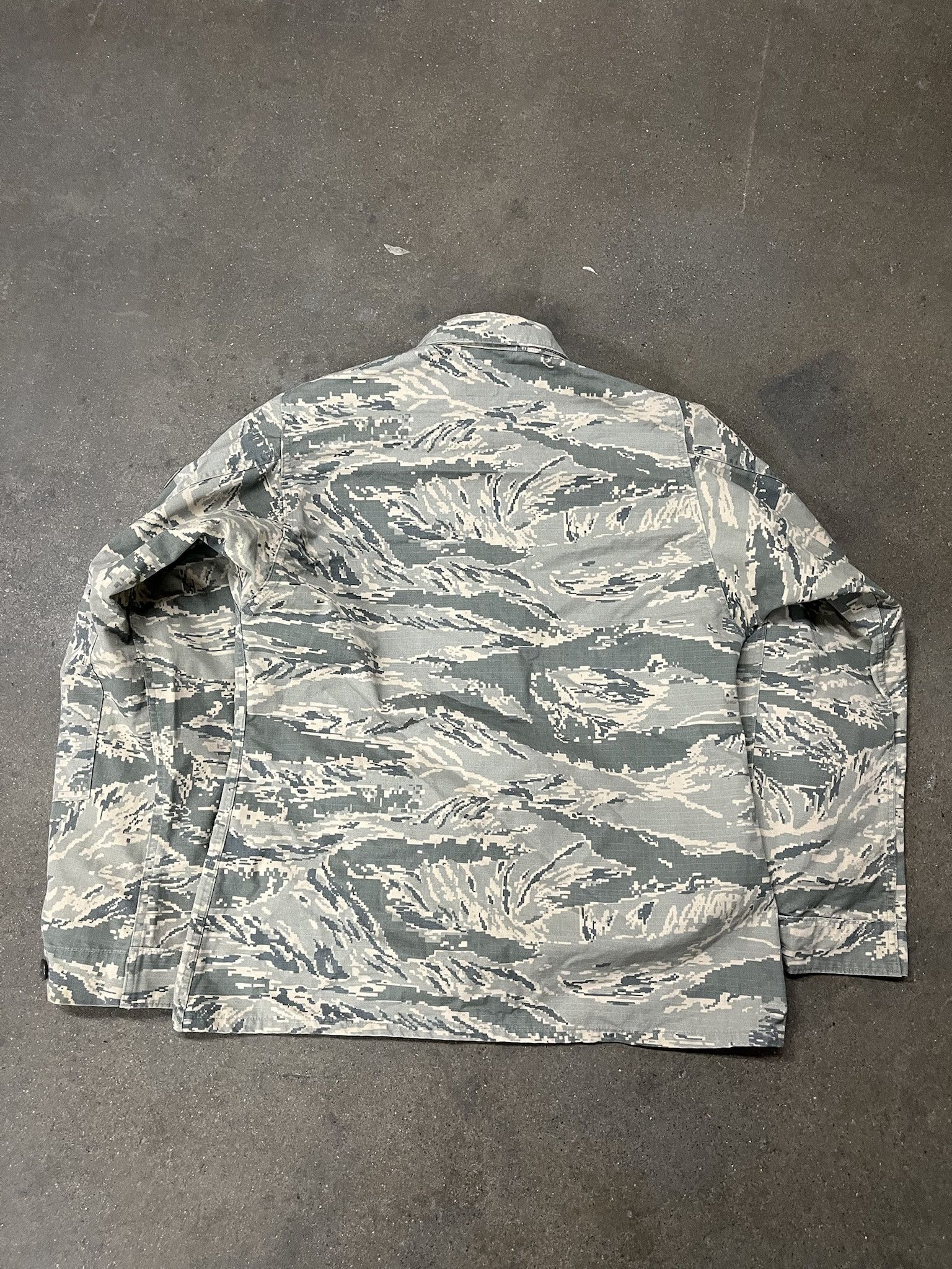 Vintage Vintage 1990s Miltiary US Air Force Rip Stop Digi Camo Field Shirt Size 38R Size US S / EU 44-46 / 1 - 4 Thumbnail
