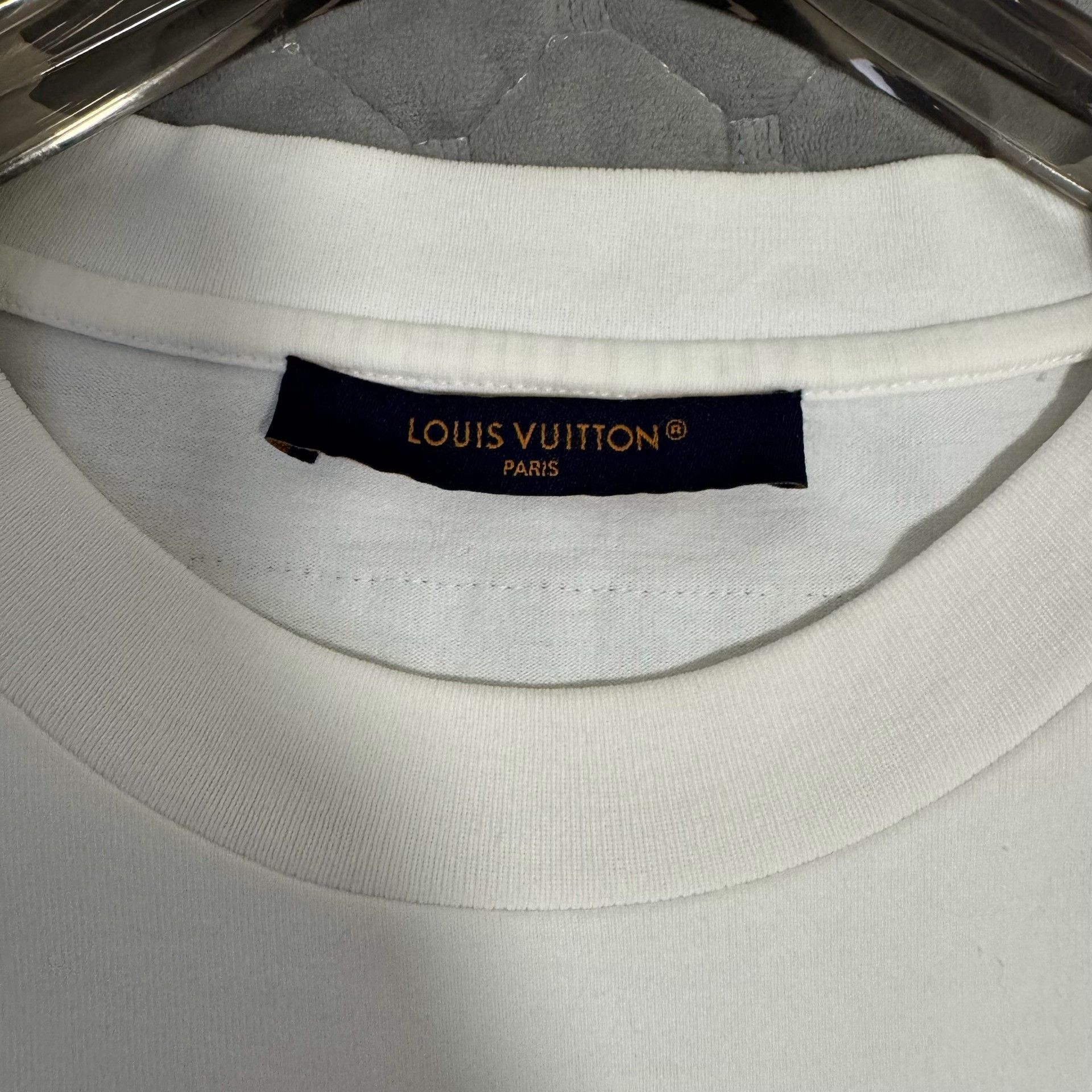 Louis Vuitton Louis Vuitton Embossed Logo T-Shirt Size L Size US L / EU 52-54 / 3 - 3 Thumbnail