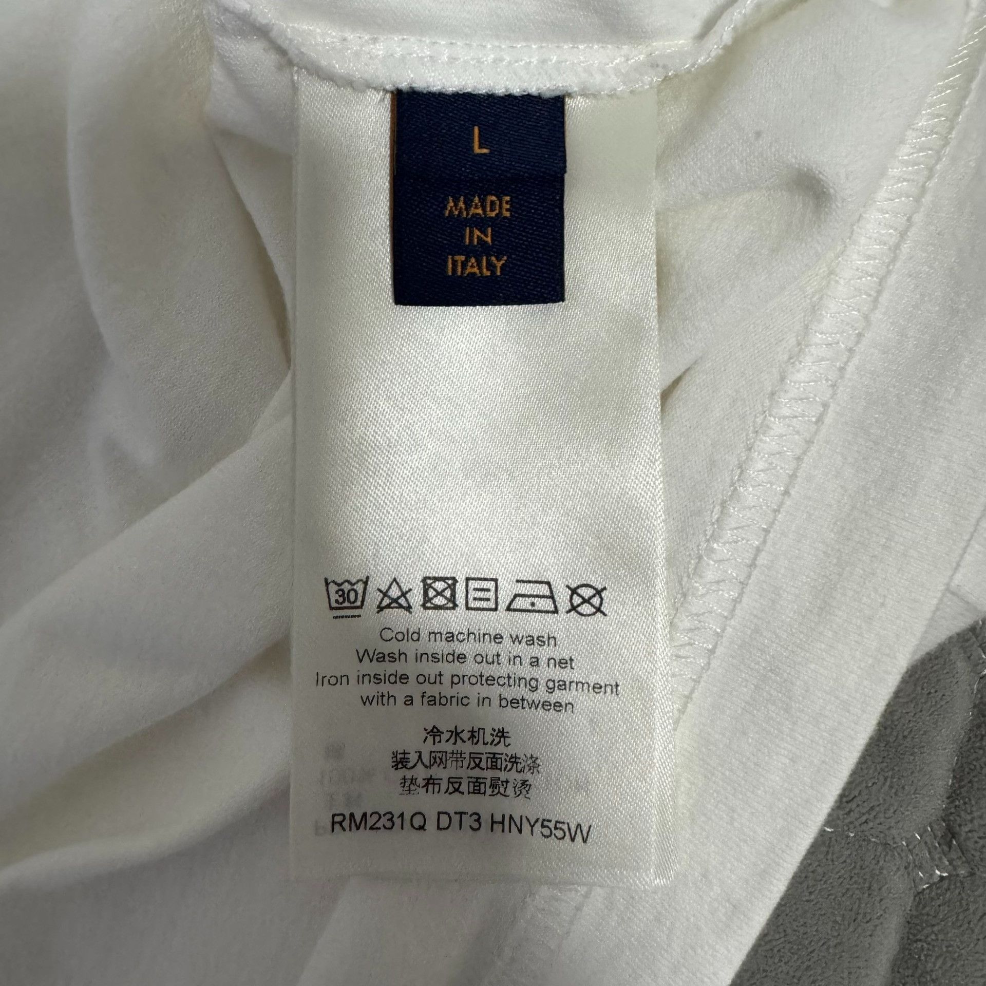 Louis Vuitton Louis Vuitton Embossed Logo T-Shirt Size L Size US L / EU 52-54 / 3 - 4 Thumbnail