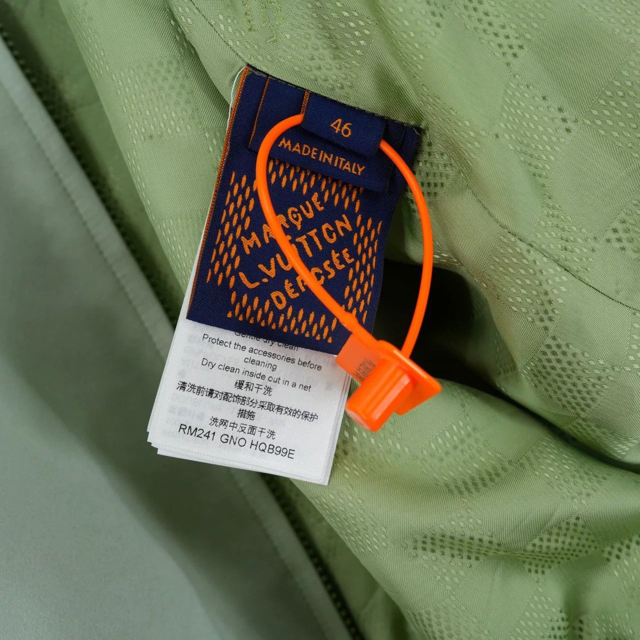 Louis Vuitton Louis Vuitton Dragon Sequin Bomber Jacket 46 Size US S / EU 44-46 / 1 - 6 Thumbnail