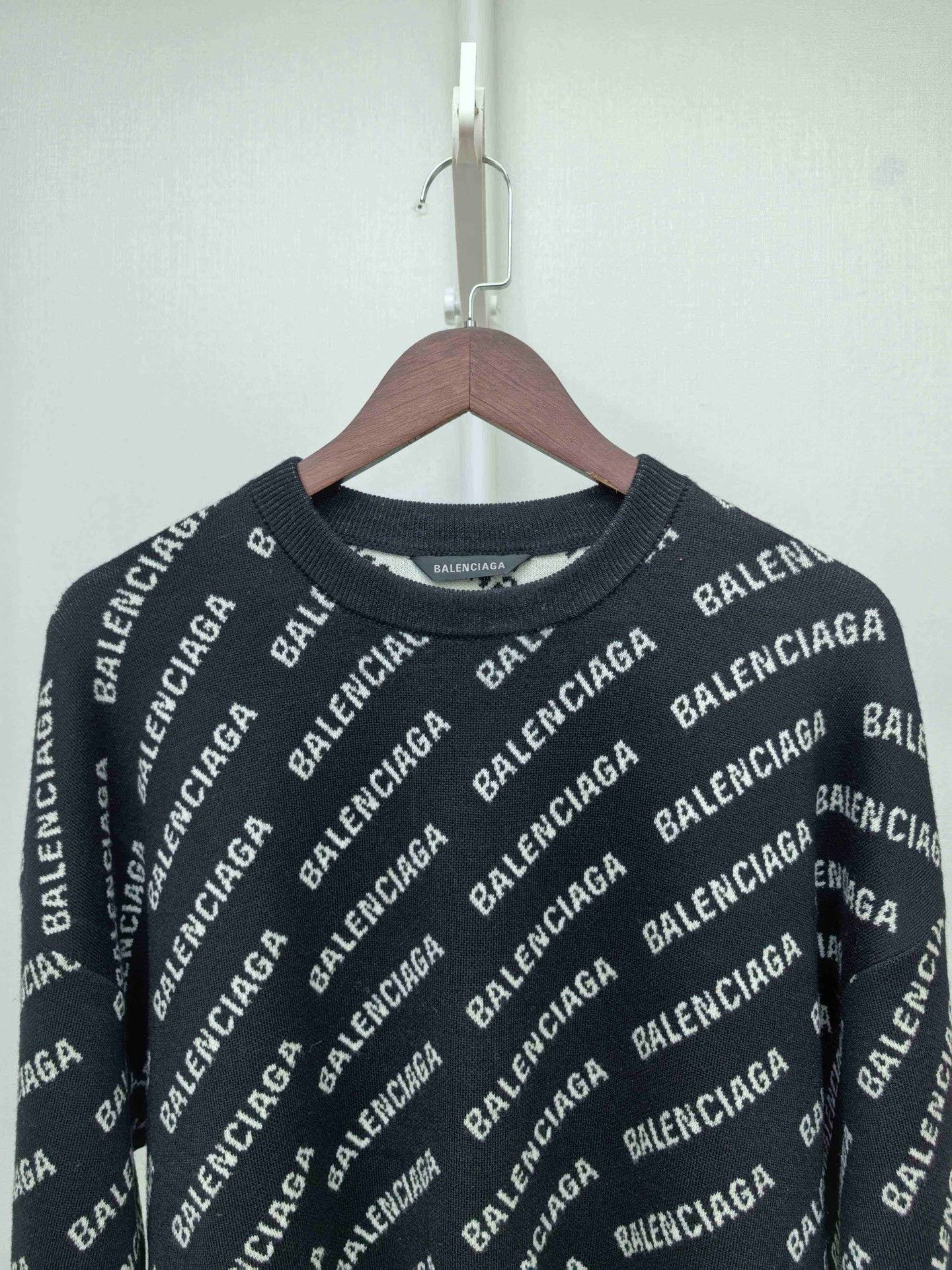 Balenciaga Balenciaga All-Over Logo Knit Sweater Size M Size US M / EU 48-50 / 2 - 3 Thumbnail
