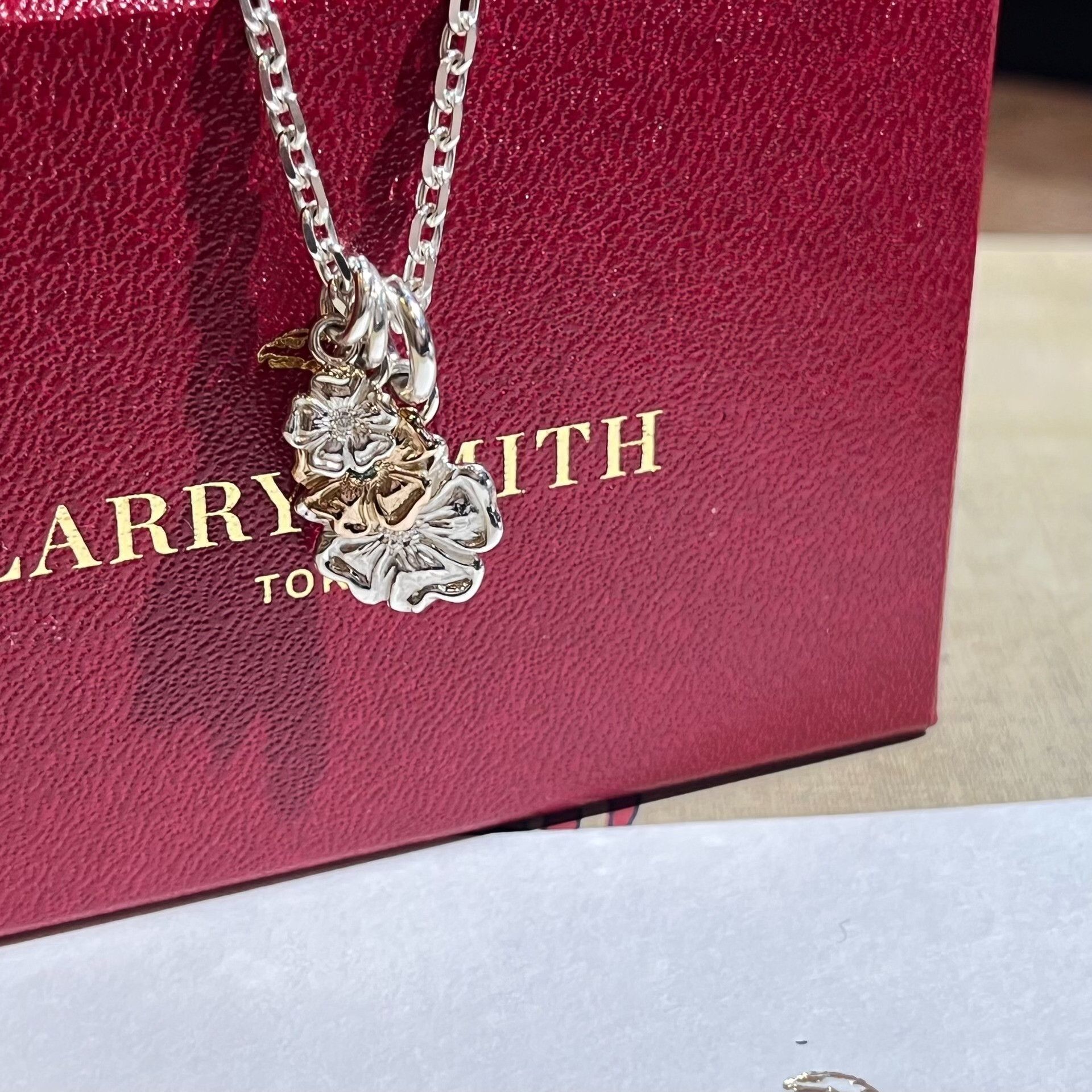 Larry Smith Larry Smith Three-Flower Gold Necklace Size ONE SIZE - 5 Thumbnail