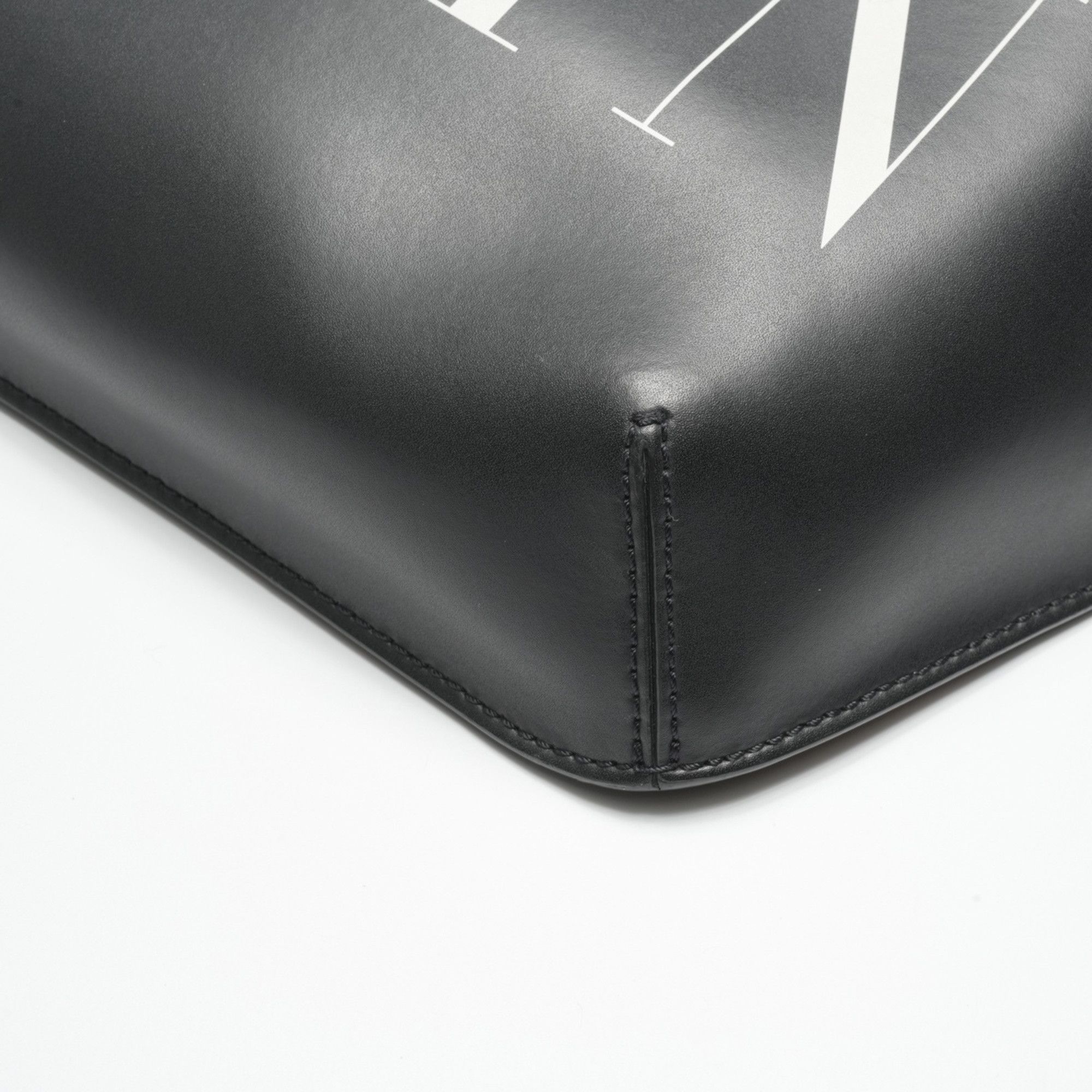 Valentino Valentino VLTN logo leather shoulder bag in black Size ONE SIZE - 10 Thumbnail
