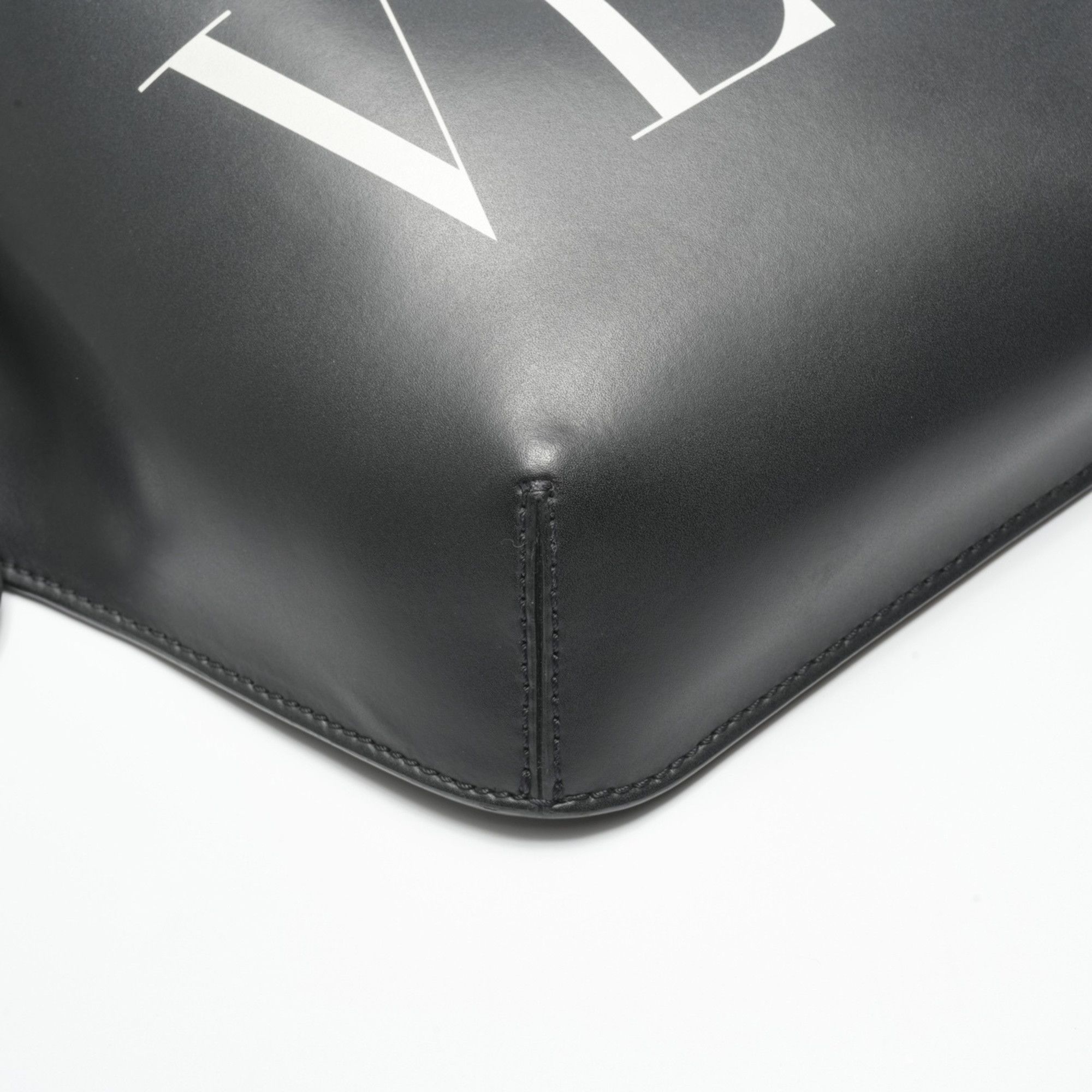 Valentino Valentino VLTN logo leather shoulder bag in black Size ONE SIZE - 9 Thumbnail
