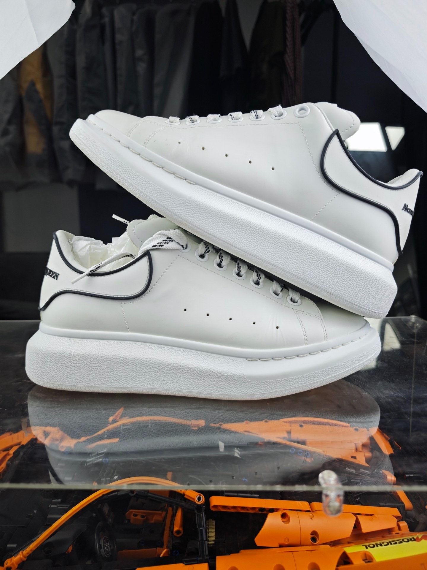 Alexander McQueen Alexander McQueen Black Lowtop Sneakers 8.5 Men Size US 8.5 / EU 41-42 - 5 Thumbnail