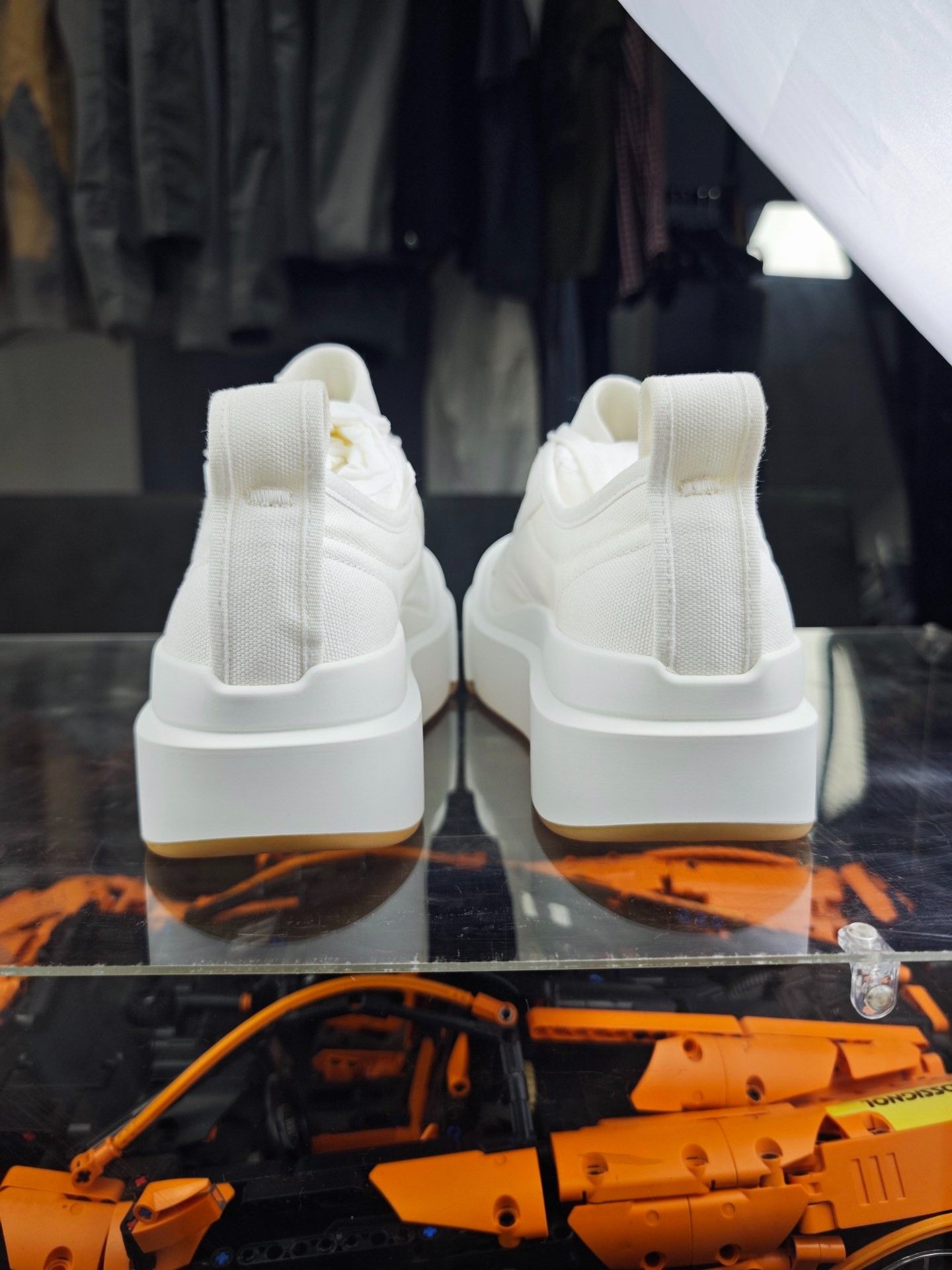 Bottega Veneta Bottega Veneta White Lowtop Sneakers 7.5 Men Size US 7.5 / EU 40-41 - 3 Thumbnail