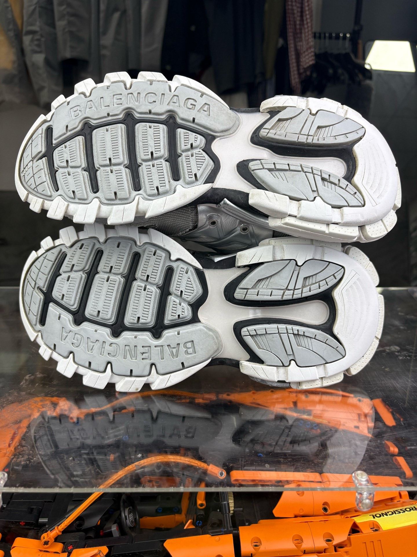 Balenciaga Balenciaga Silver Lowtop Sneakers 7.5 Men Size US 7.5 / EU 40-41 - 4 Thumbnail