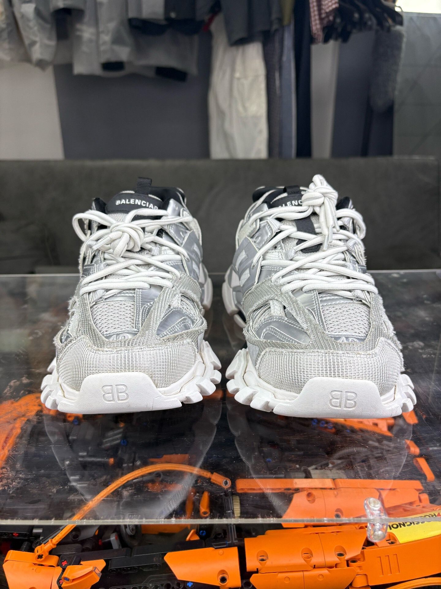 Balenciaga Balenciaga Silver Lowtop Sneakers 7.5 Men Size US 7.5 / EU 40-41 - 2 Thumbnail
