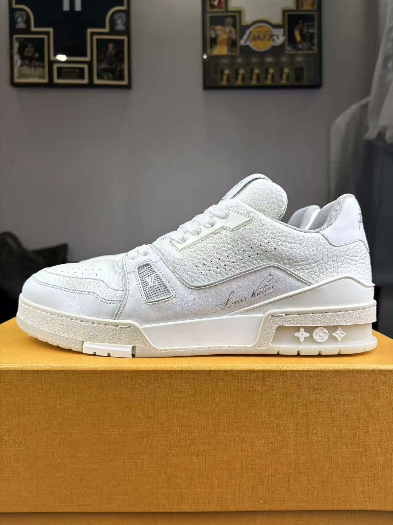 Louis Vuitton Louis Vuitton Training White Lowtop Sneakers 9 Men Size US 9 / EU 42 - 7 Thumbnail