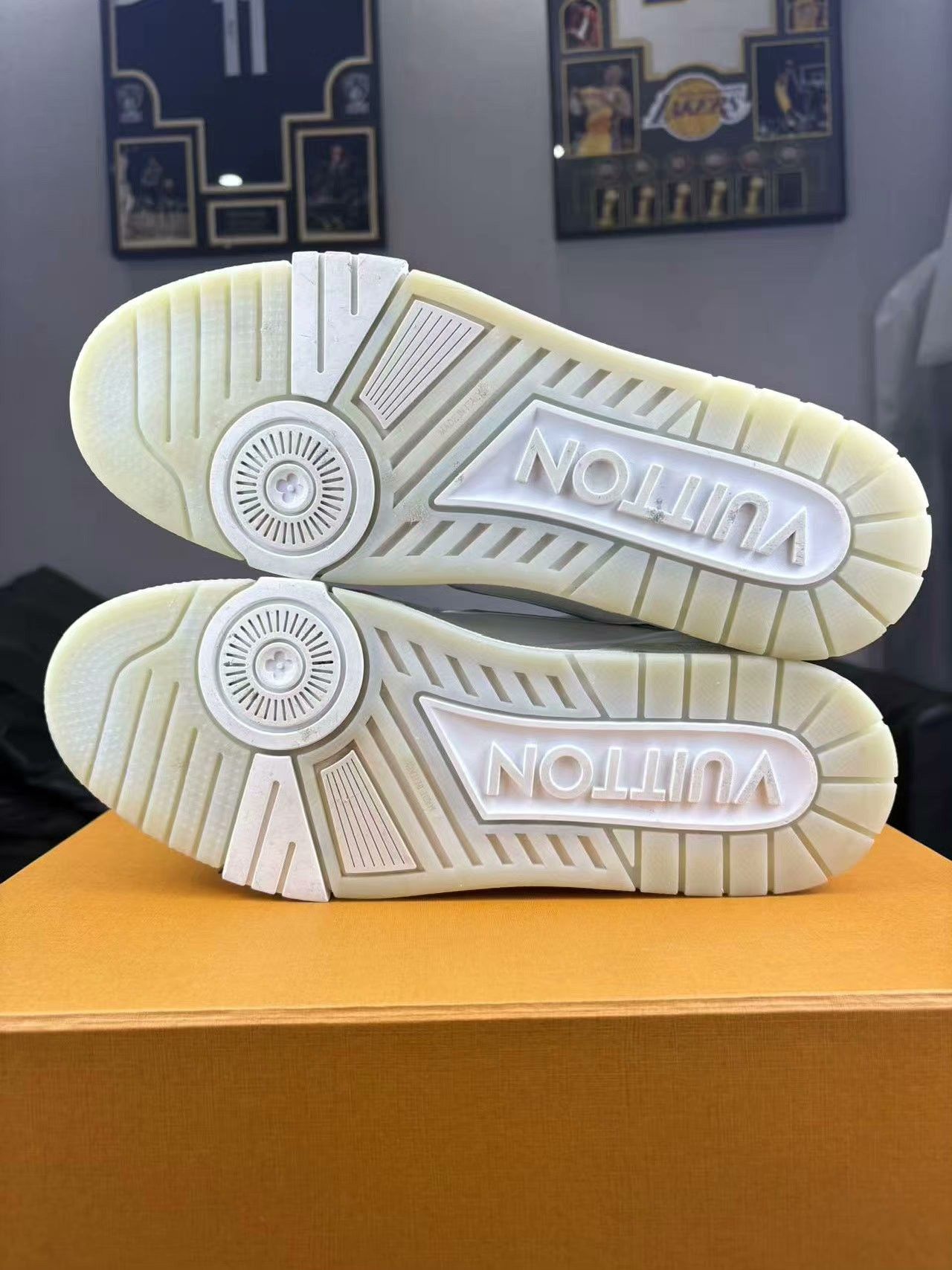 Louis Vuitton Louis Vuitton Training White Lowtop Sneakers 9 Men Size US 9 / EU 42 - 4 Thumbnail