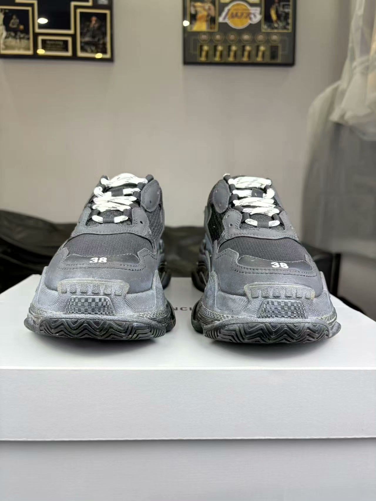 Balenciaga Balenciaga Black Lowtop Sneakers 6 Men Size US 6 / EU 39 - 2 Thumbnail