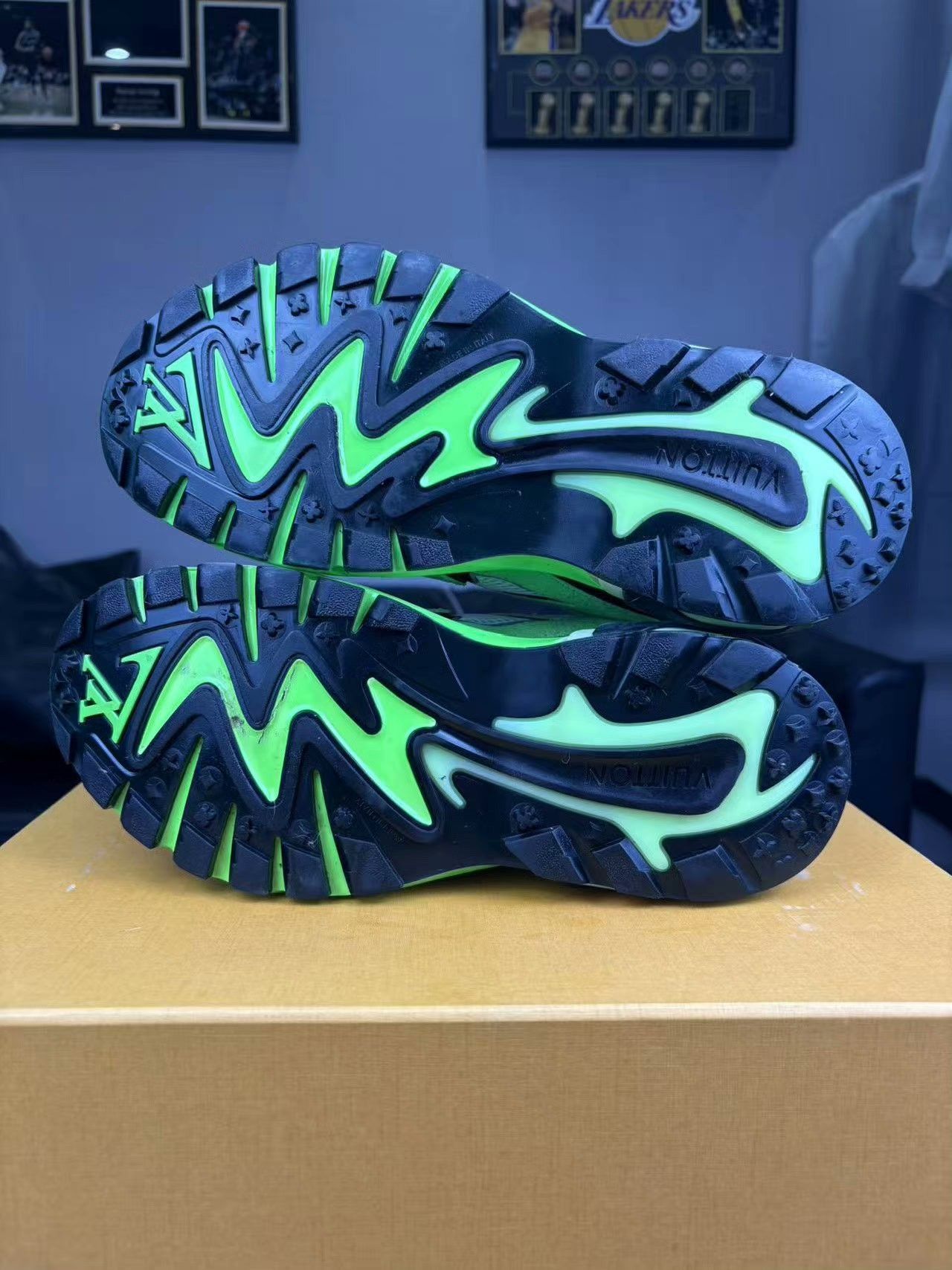 Louis Vuitton Louis Vuitton Running Green Lowtop Sneakers 7.5 Men Size US 7.5 / EU 40-41 - 4 Thumbnail