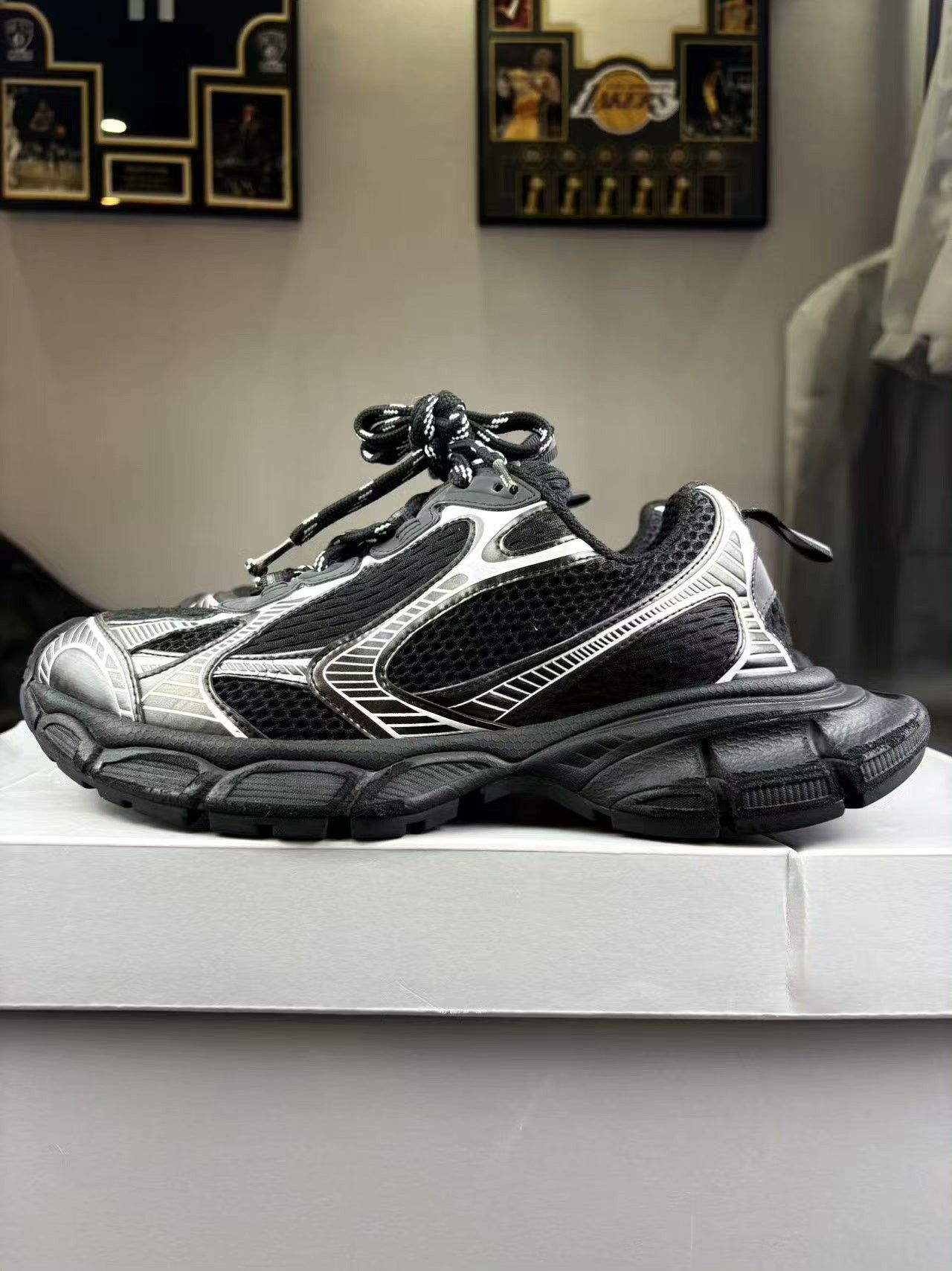 Balenciaga Balenciaga Silver Lowtop Sneakers 8.5 Men Size US 8.5 / EU 41-42 - 7 Thumbnail