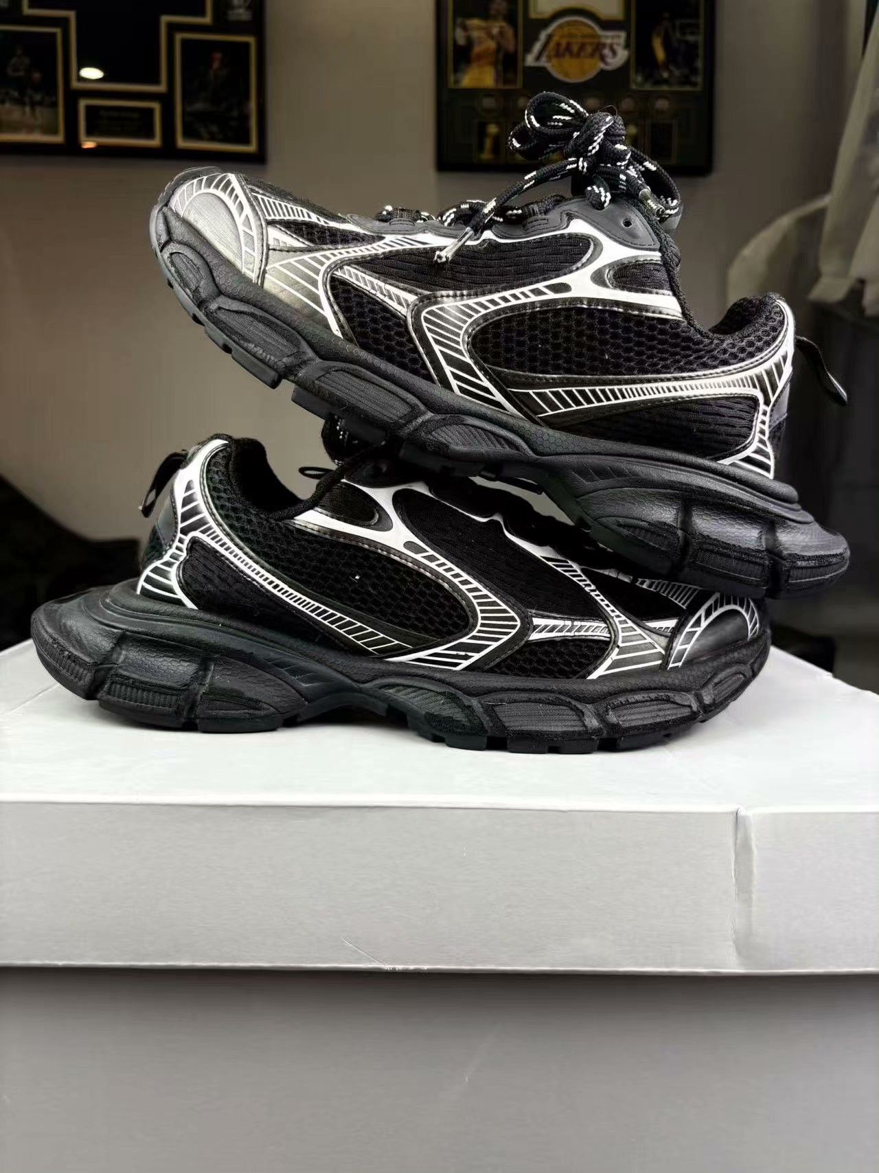 Balenciaga Balenciaga Silver Lowtop Sneakers 8.5 Men Size US 8.5 / EU 41-42 - 6 Thumbnail