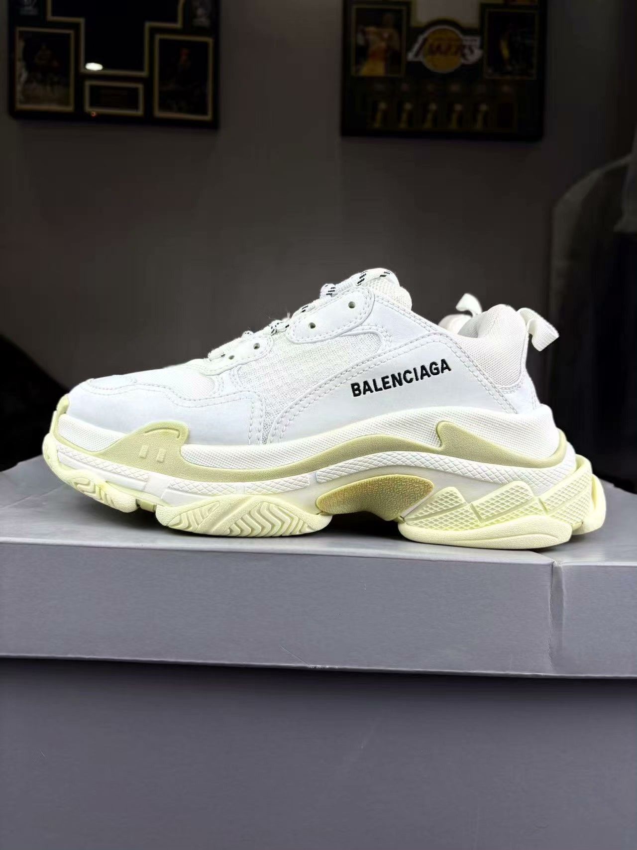 Balenciaga Balenciaga Distressed White Lowtop Sneakers 6.5 Men Size US 6.5 / EU 39-40 - 7 Thumbnail