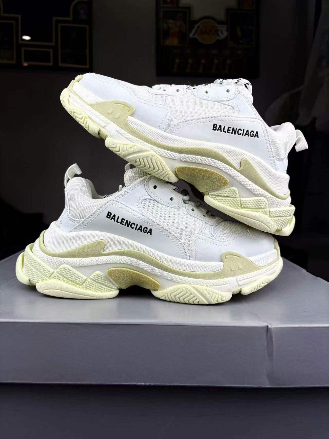 Balenciaga Balenciaga Distressed White Lowtop Sneakers 6.5 Men Size US 6.5 / EU 39-40 - 6 Thumbnail