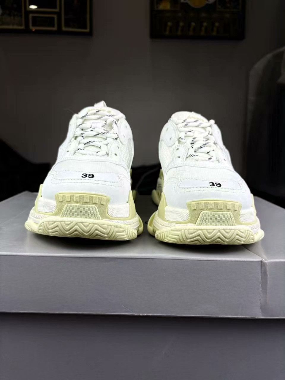 Balenciaga Balenciaga Distressed White Lowtop Sneakers 6.5 Men Size US 6.5 / EU 39-40 - 2 Thumbnail