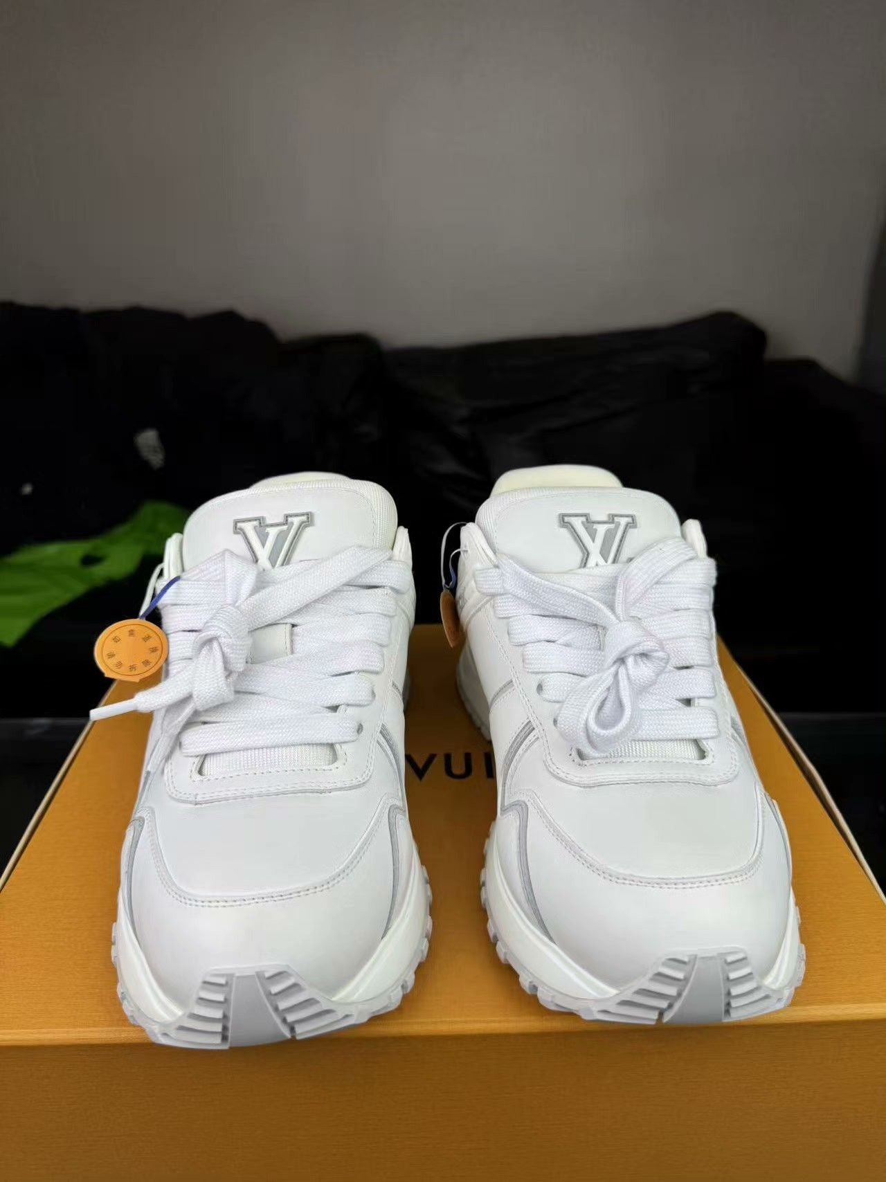 Louis Vuitton Louis Vuitton White Lowtop Sneakers 7.5 Men Size US 7.5 / EU 40-41 - 2 Thumbnail