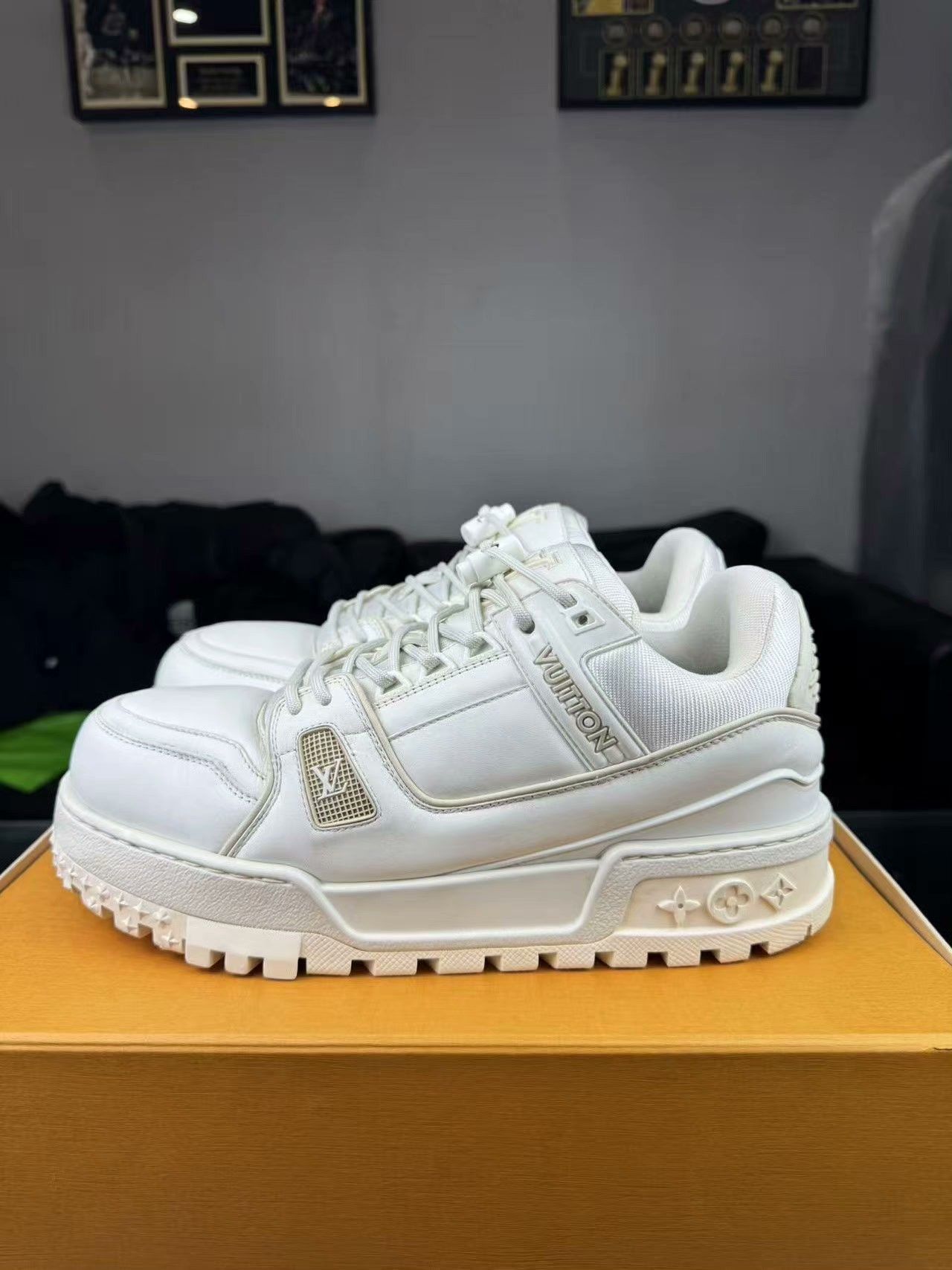Louis Vuitton Louis Vuitton Training White Lowtop Sneakers 9 Men Size US 9 / EU 42 - 3 Thumbnail