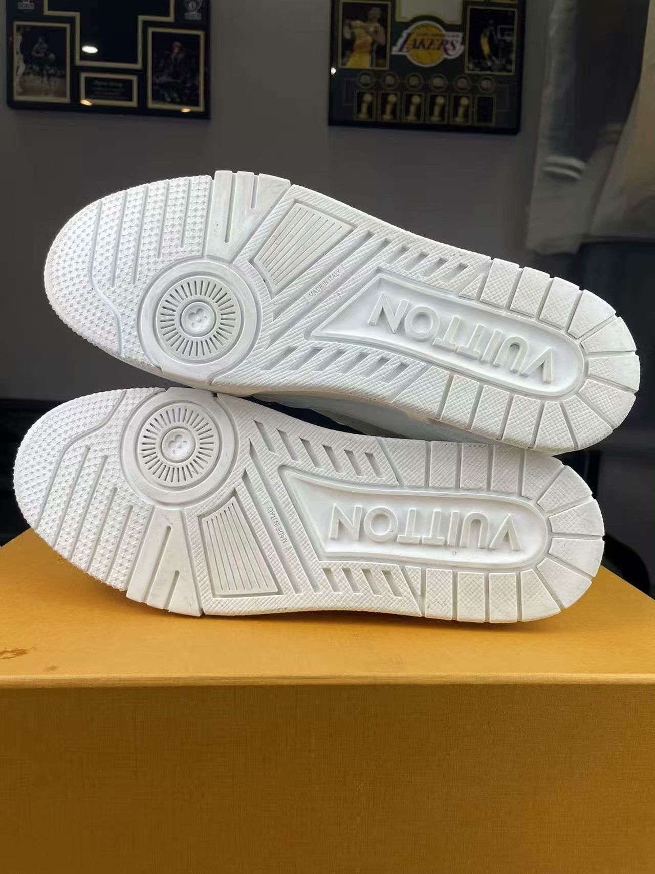 Louis Vuitton Louis Vuitton Limited Lowtop Sneakers 9 Men Size US 9 / EU 42 - 4 Thumbnail