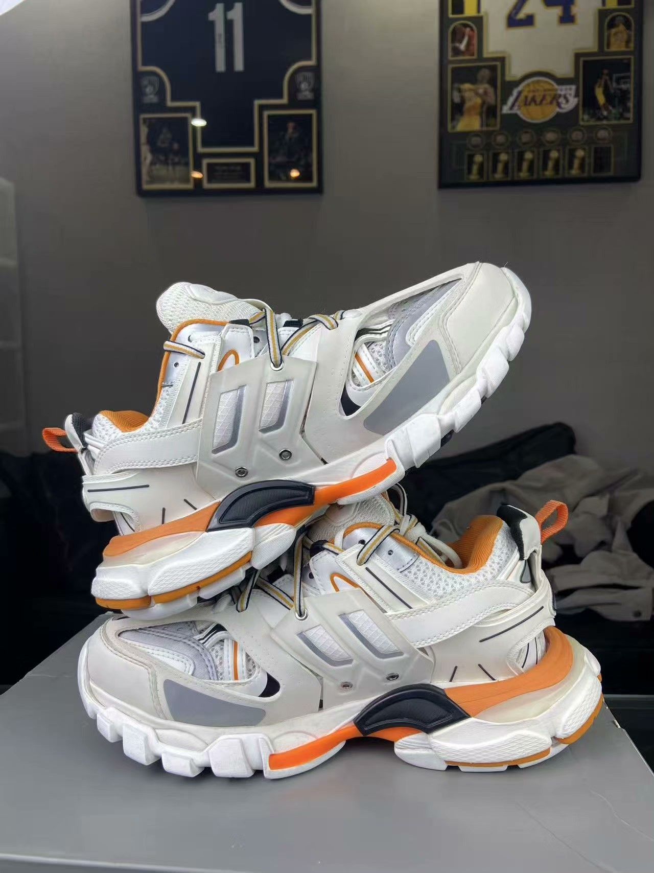 Balenciaga Balenciaga White Lowtop Sneakers us_7-5 Women Size US 7.5 / IT 37.5 - 5 Thumbnail