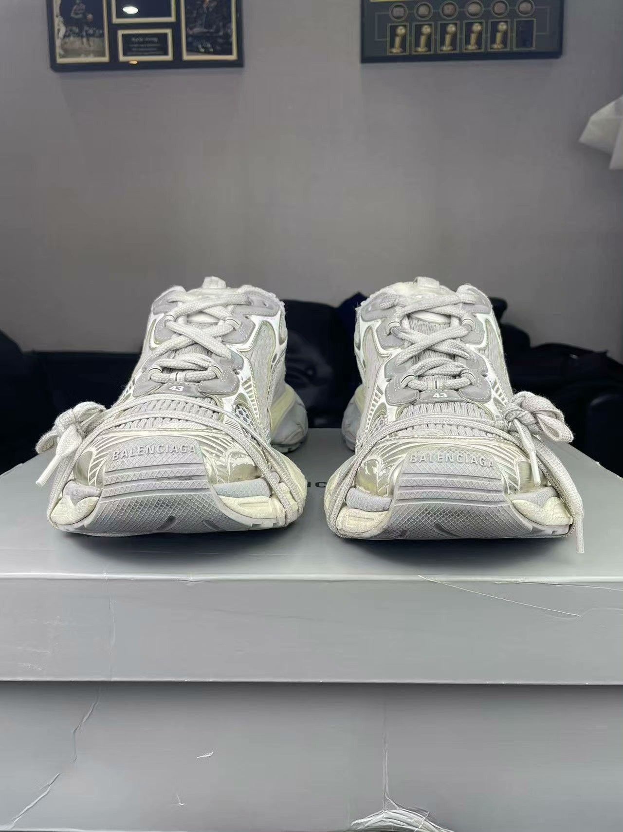 Balenciaga Balenciaga Gold Lowtop Sneakers 10 Men Size US 10 / EU 43 - 2 Thumbnail