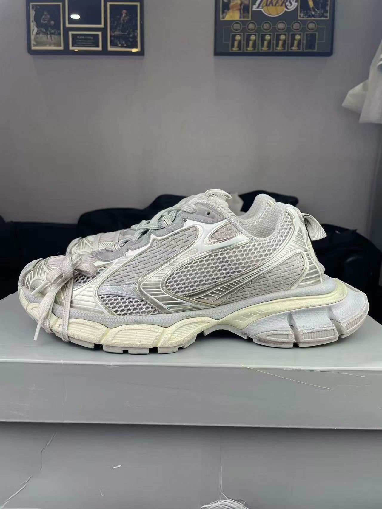 Balenciaga Balenciaga Gold Lowtop Sneakers 10 Men Size US 10 / EU 43 - 7 Thumbnail