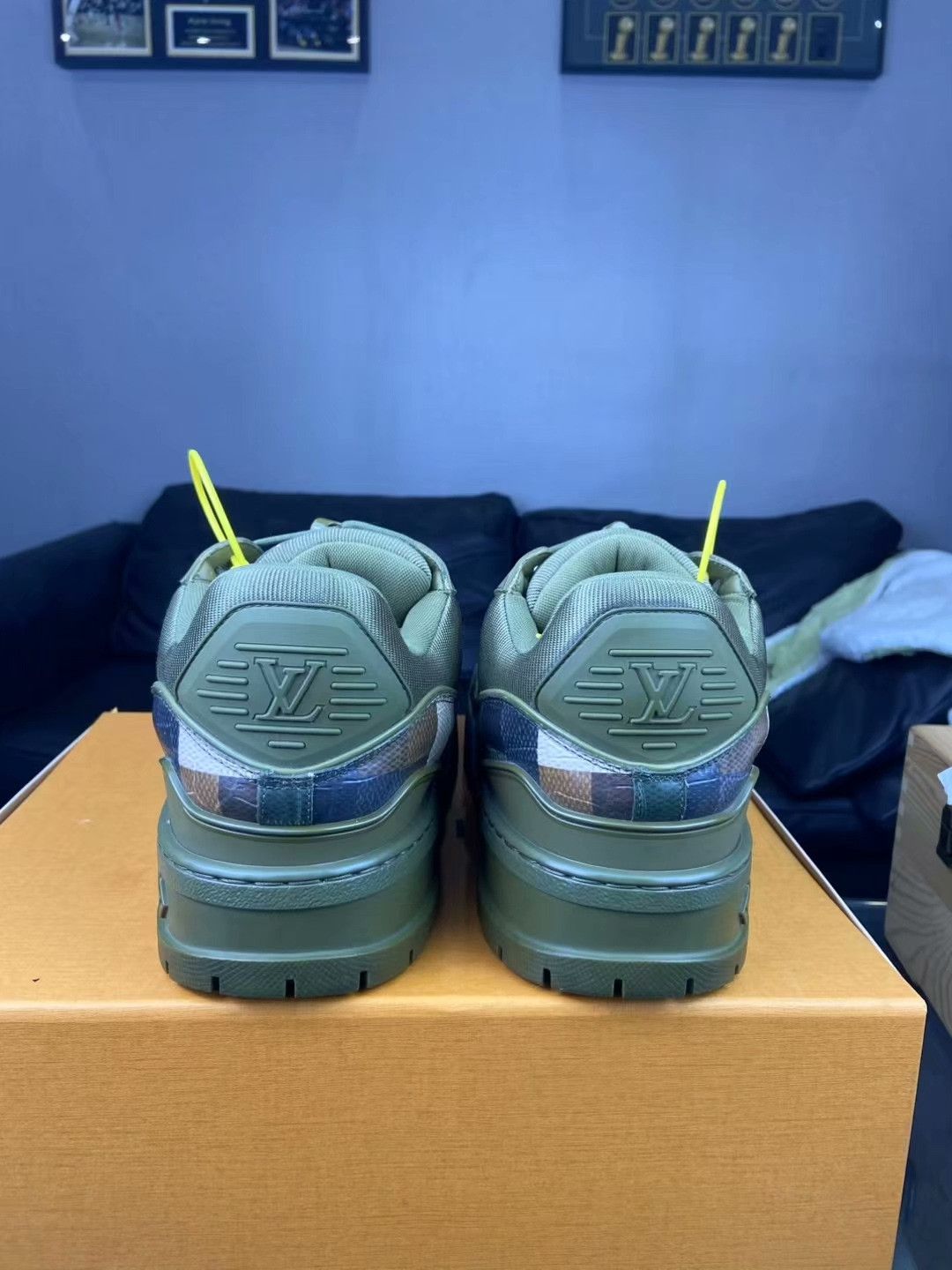 Louis Vuitton Louis Vuitton Green Lowtop Sneakers 9.5 Men Size US 9.5 / EU 42-43 - 4 Thumbnail