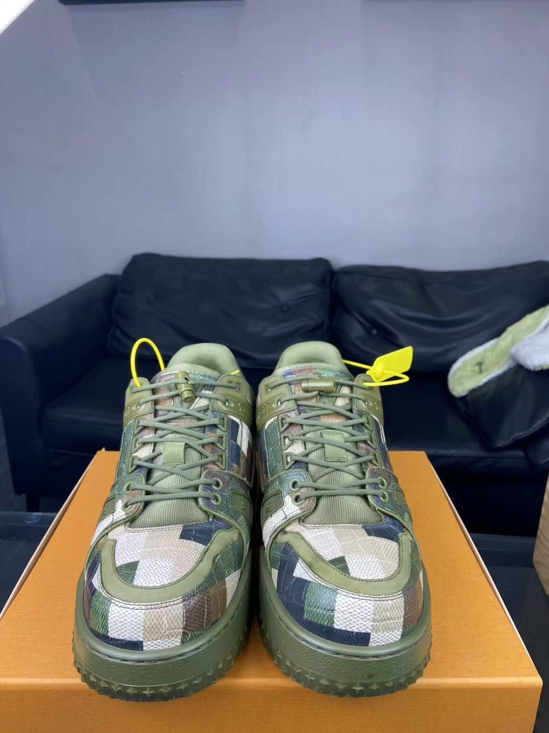 Louis Vuitton Louis Vuitton Green Lowtop Sneakers 9.5 Men Size US 9.5 / EU 42-43 - 2 Thumbnail