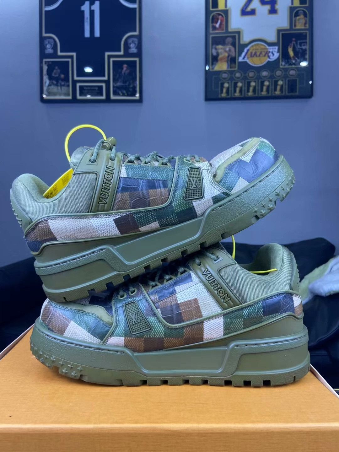 Louis Vuitton Louis Vuitton Green Lowtop Sneakers 9.5 Men Size US 9.5 / EU 42-43 - 6 Thumbnail