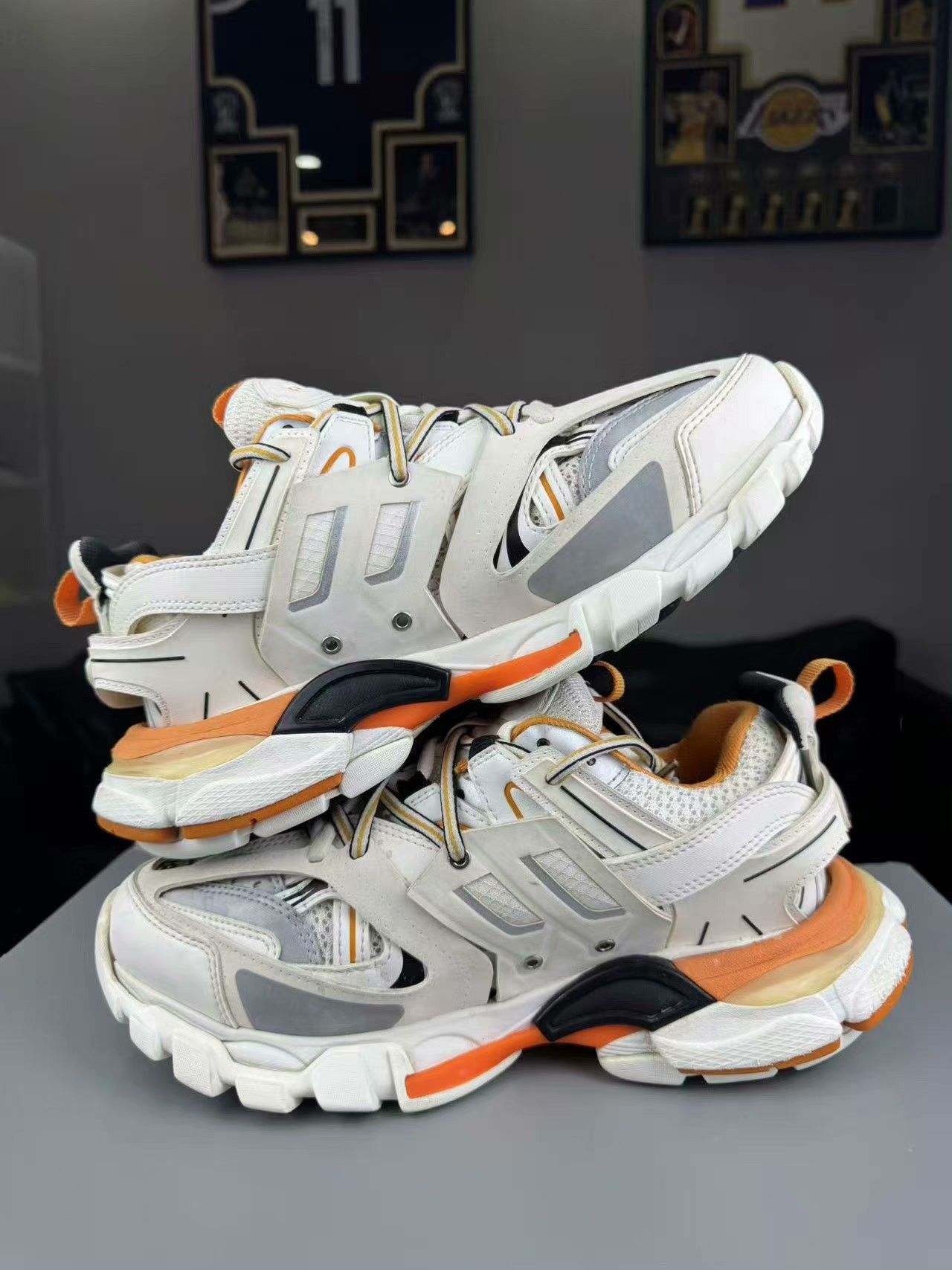 Balenciaga Balenciaga White Lowtop Sneakers us_7-5 Women Size US 7.5 / IT 37.5 - 6 Thumbnail