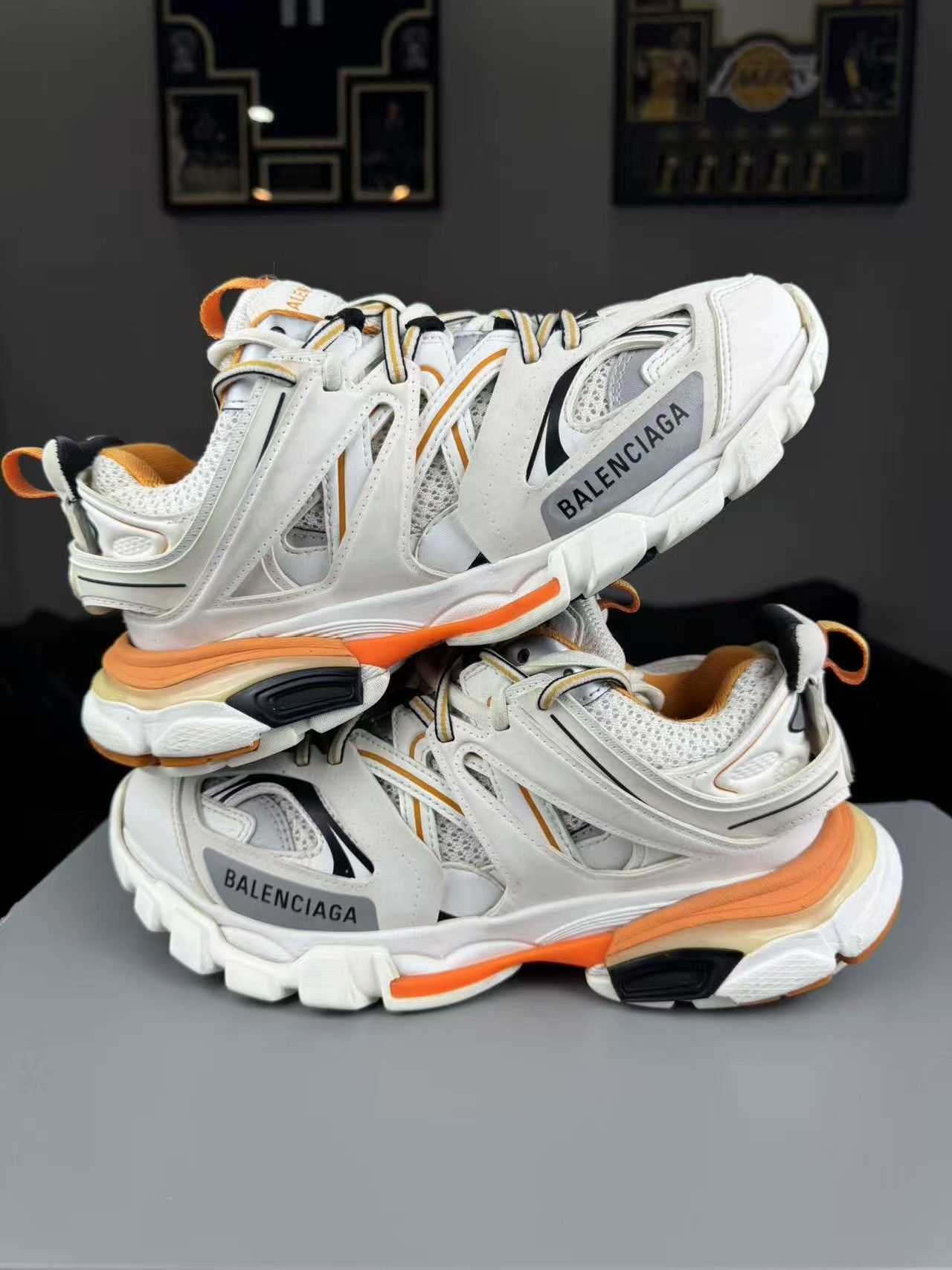 Balenciaga Balenciaga White Lowtop Sneakers us_7-5 Women Size US 7.5 / IT 37.5 - 7 Thumbnail
