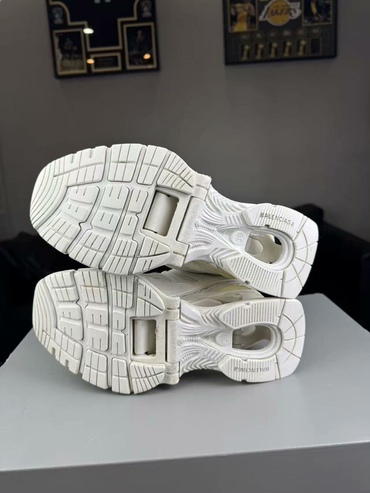 Balenciaga Balenciaga White Lowtop Sneakers us_6 Women Size US 6 / IT 36 - 5 Thumbnail