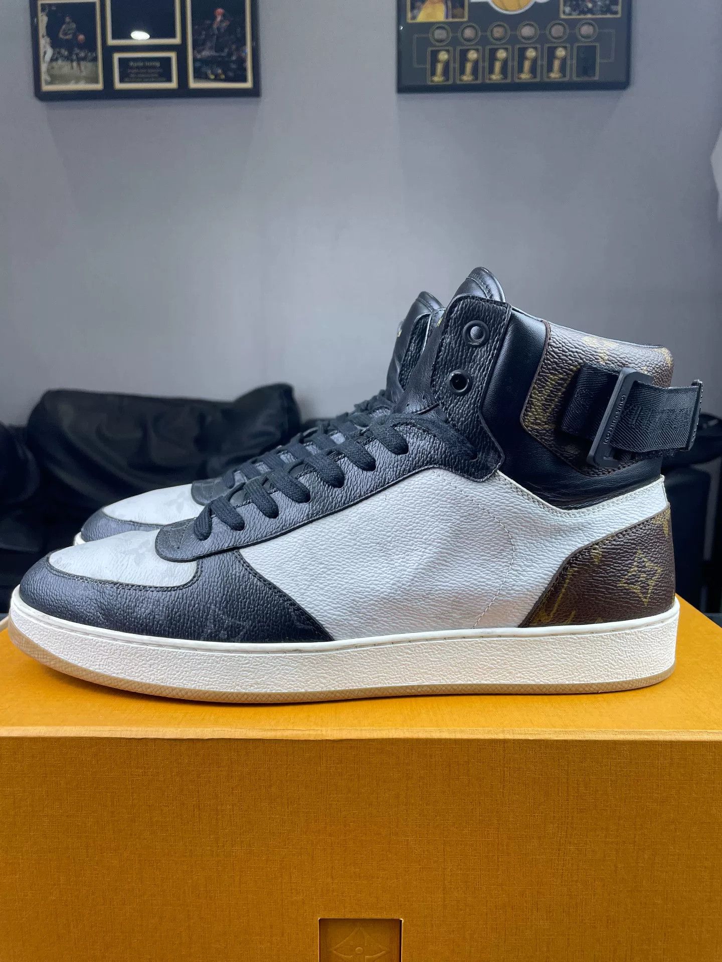 Louis Vuitton Louis Vuitton Hitop Sneakers 9 Men Size US 9 / EU 42 - 7 Thumbnail