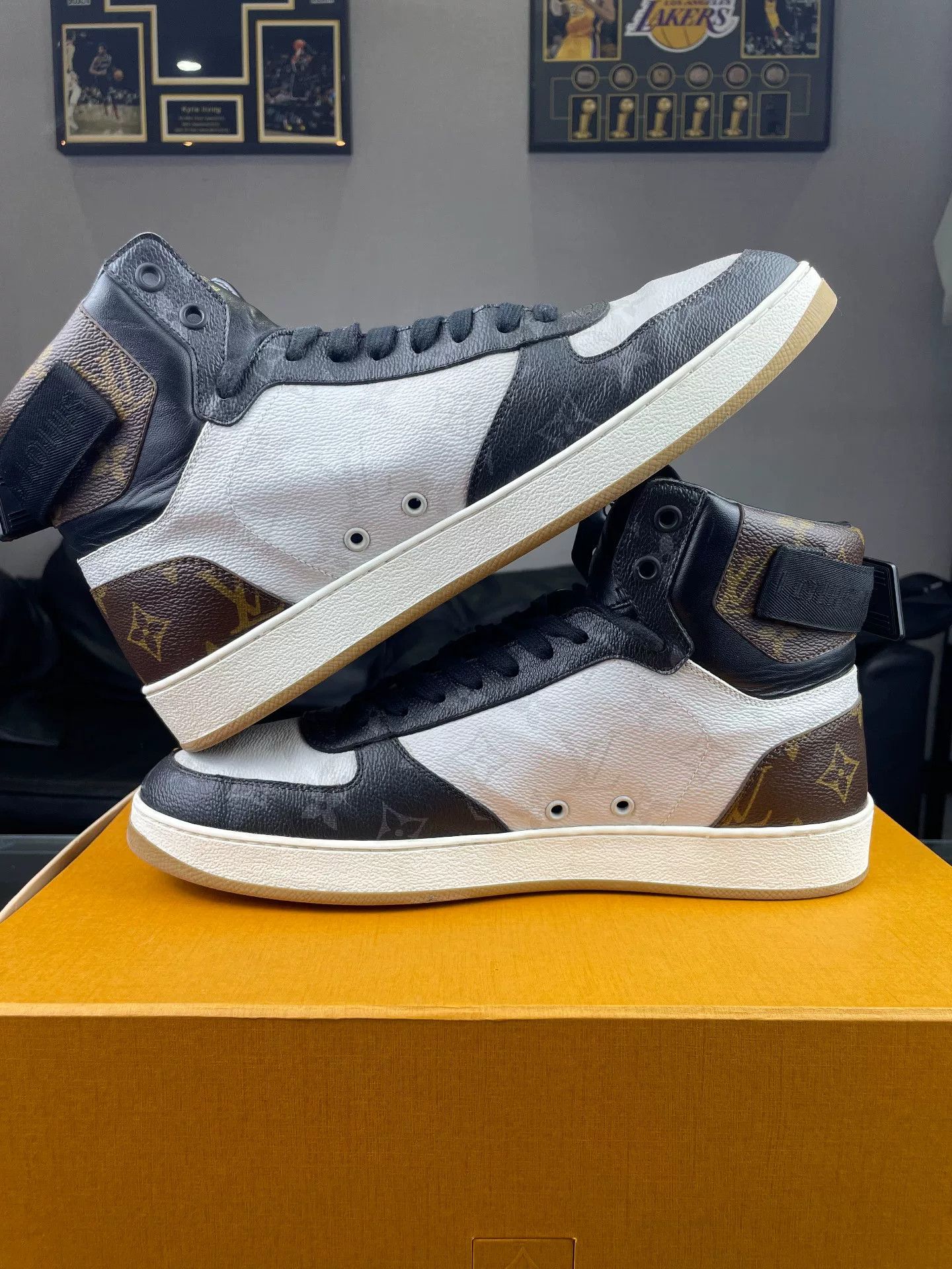 Louis Vuitton Louis Vuitton Hitop Sneakers 9 Men Size US 9 / EU 42 - 5 Thumbnail