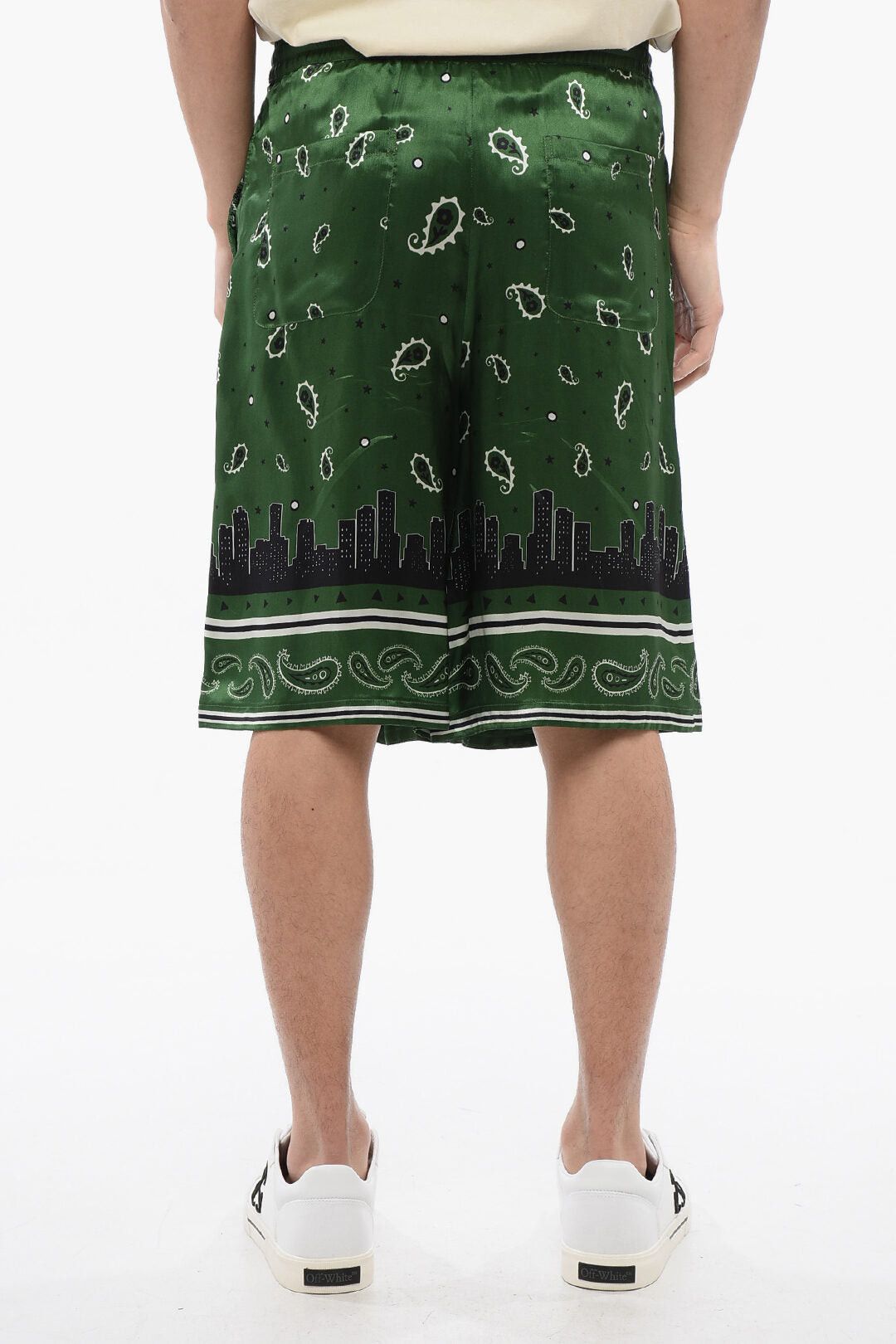 Off-White Shorts with Bandana Print Size US 32 / EU 48 - 2 Thumbnail