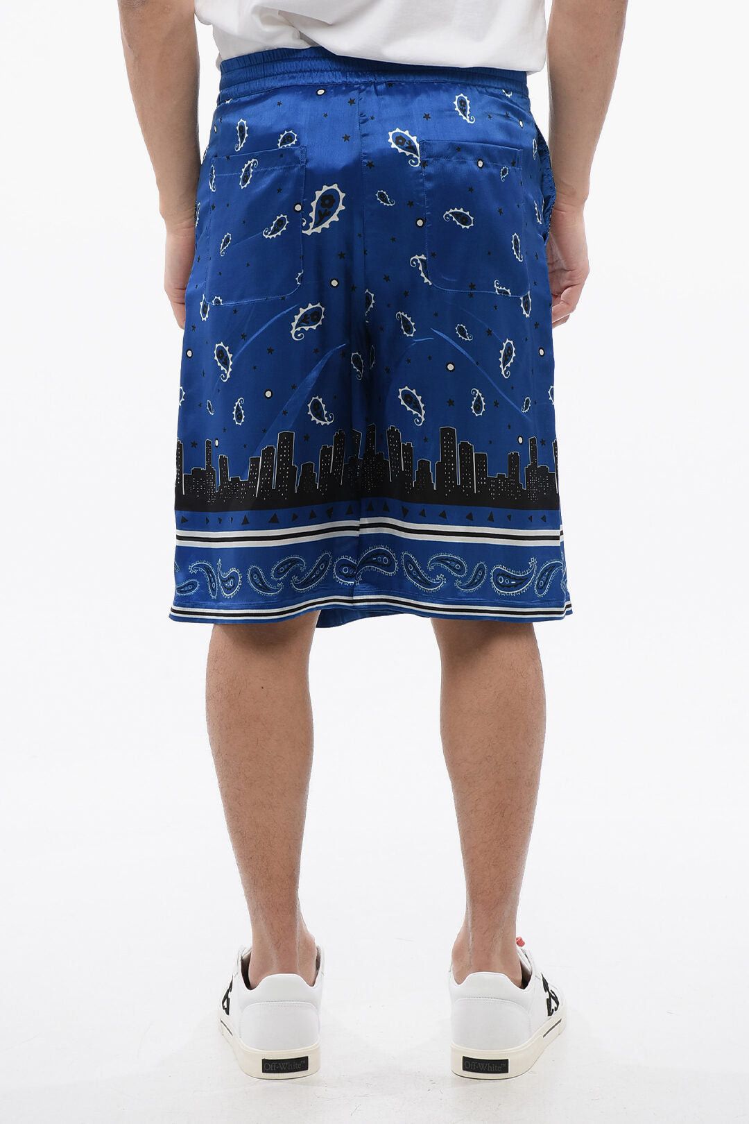 Off-White Shorts with Bandana Print Size US 34 / EU 50 - 2 Thumbnail