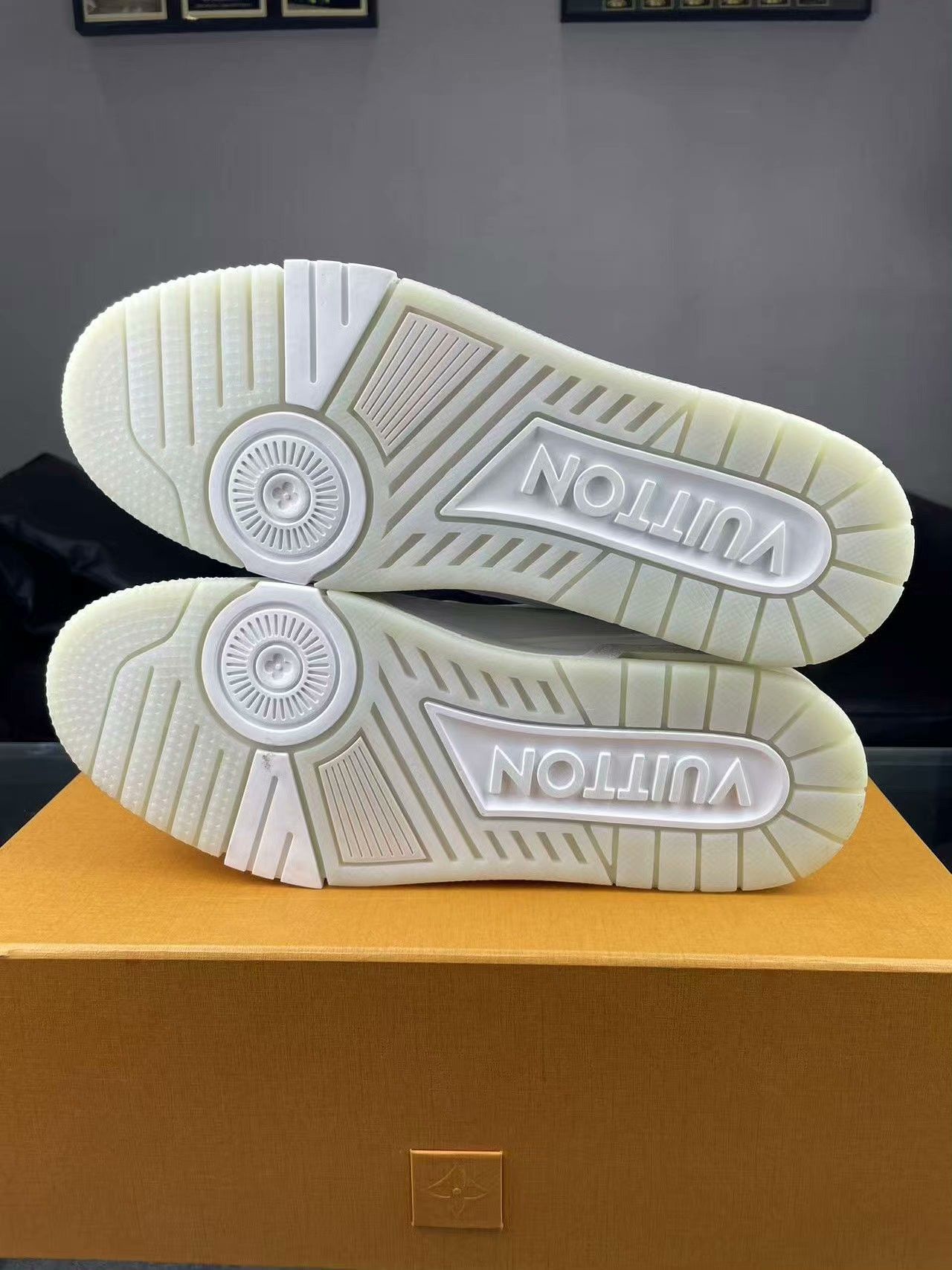 Louis Vuitton Louis Vuitton Training White Lowtop Sneakers 8.5 Men Size US 8.5 / EU 41-42 - 3 Thumbnail