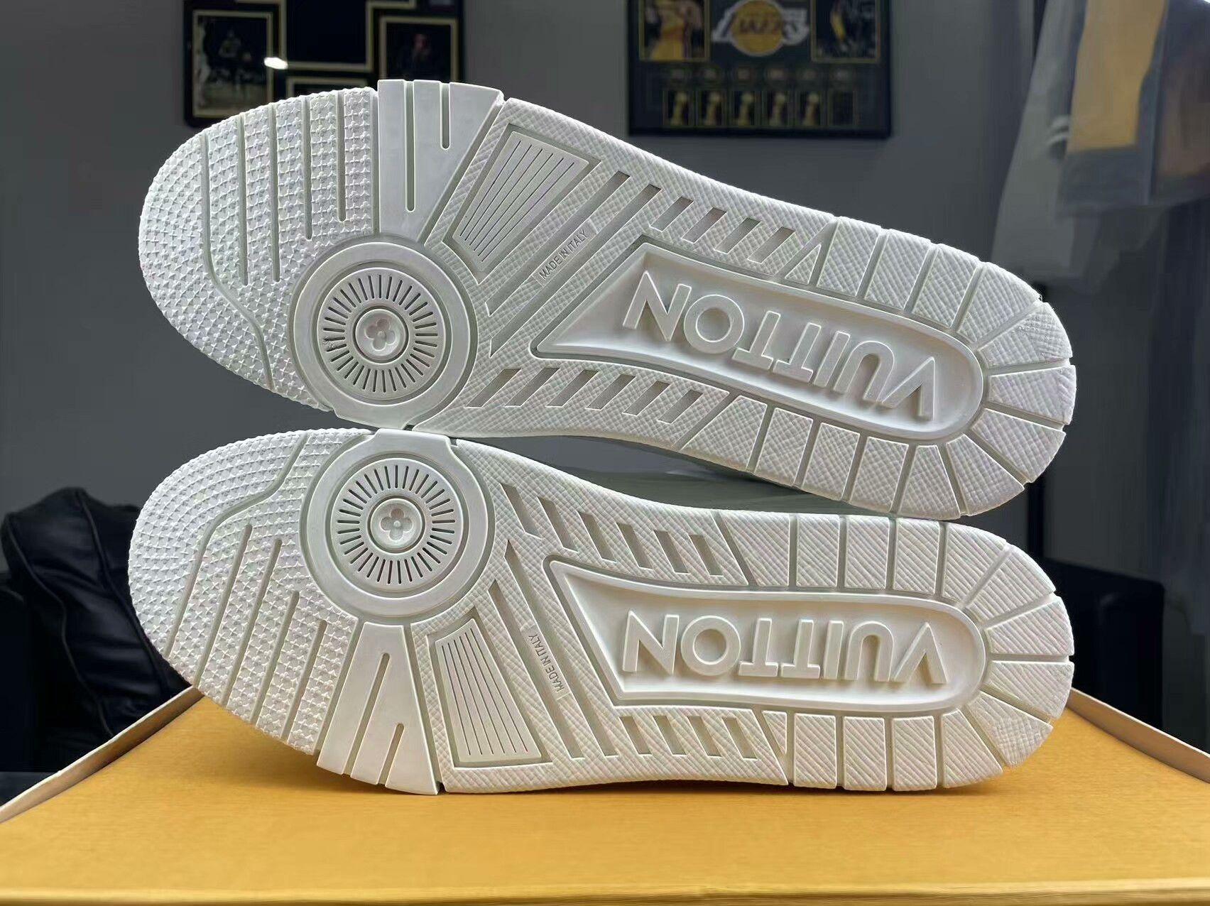 Louis Vuitton Louis Vuitton Training White Lowtop Sneakers 9.5 Men Size US 9.5 / EU 42-43 - 4 Thumbnail