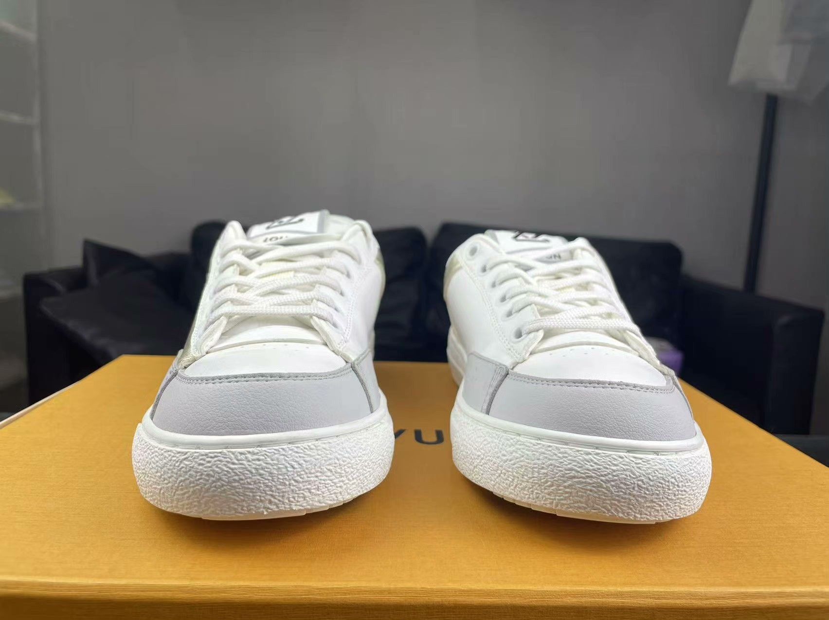 Louis Vuitton Louis Vuitton White Lowtop Sneakers us_6 Women Size US 6 / IT 36 - 2 Thumbnail