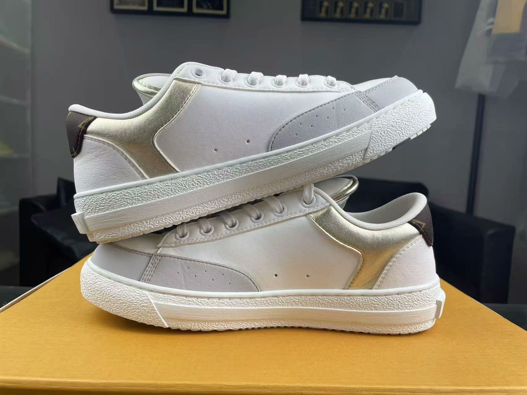 Louis Vuitton Louis Vuitton White Lowtop Sneakers us_6 Women Size US 6 / IT 36 - 5 Thumbnail
