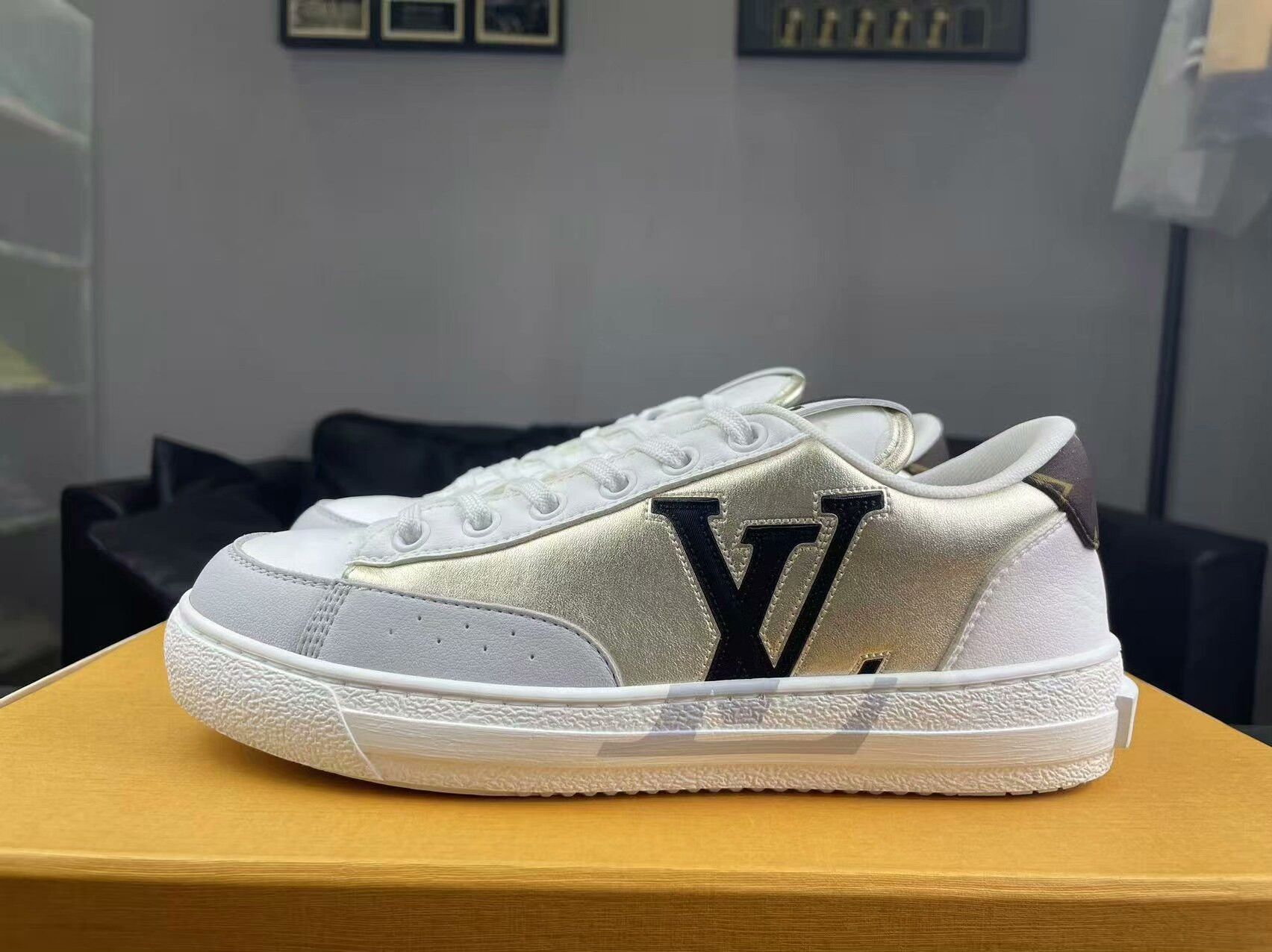 Louis Vuitton Louis Vuitton White Lowtop Sneakers us_6 Women Size US 6 / IT 36 - 7 Thumbnail
