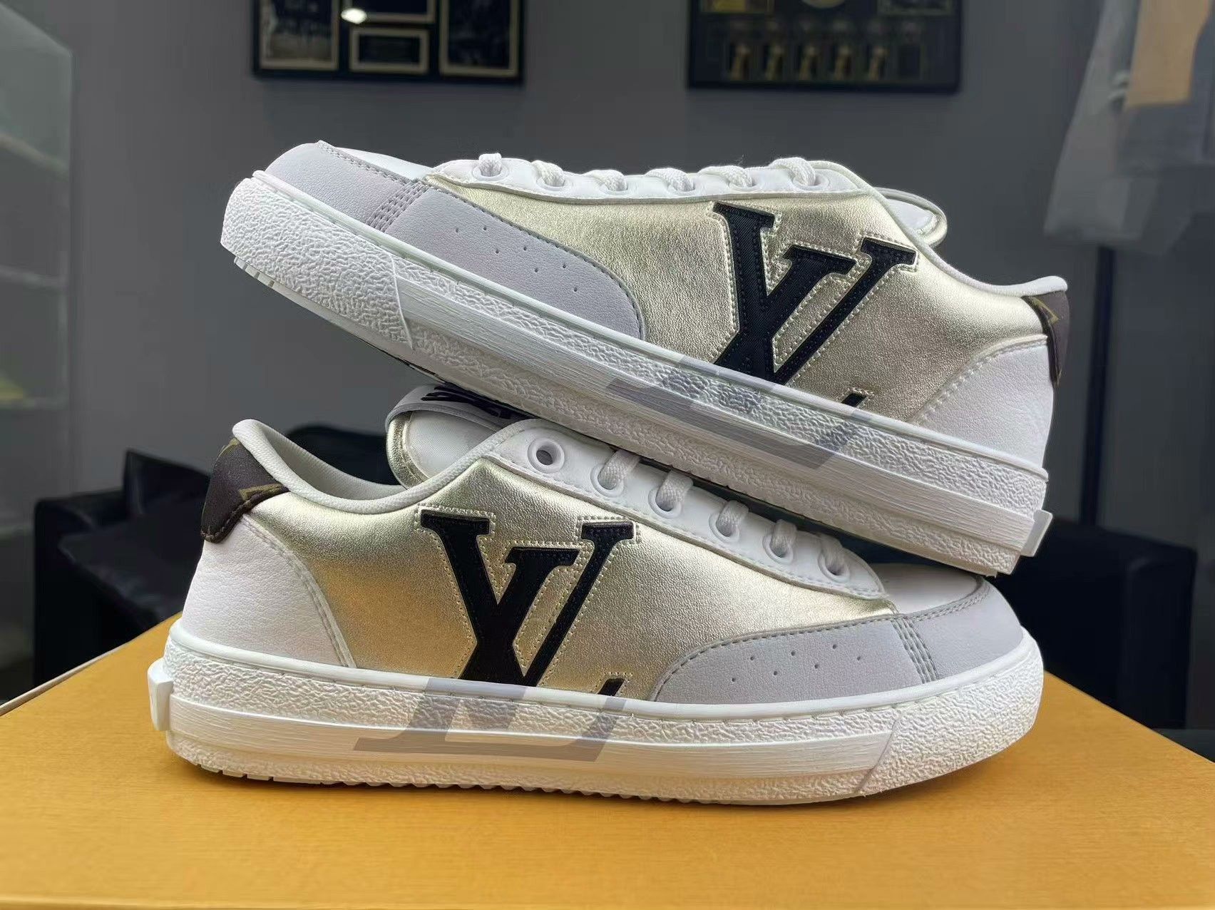 Louis Vuitton Louis Vuitton White Lowtop Sneakers us_6 Women Size US 6 / IT 36 - 6 Thumbnail